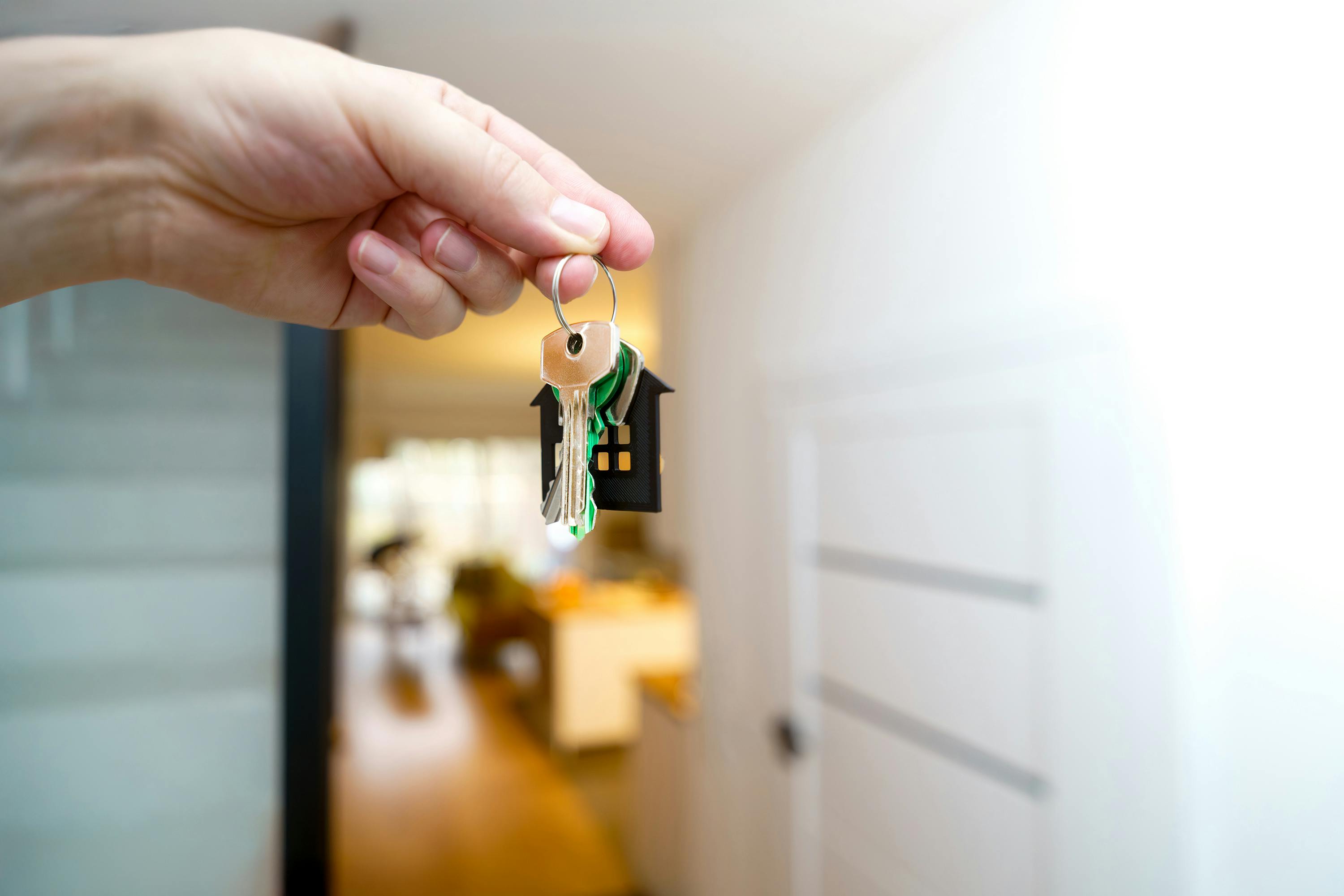 Eine Hand, die den Schlüssel eines Hauses hält | Quelle: Pexels