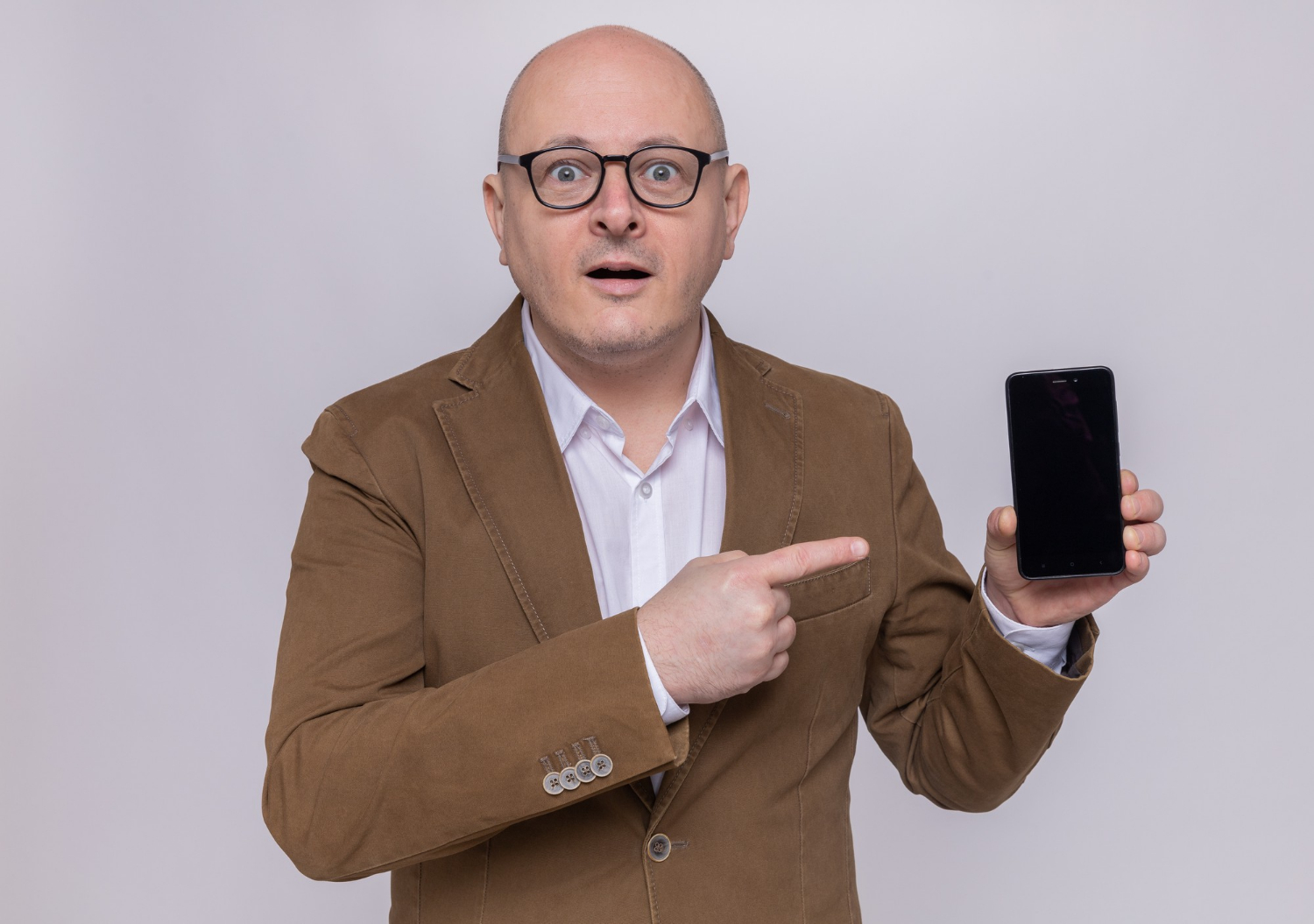 Ein wütender Mann mittleren Alters, der sein Telefon hält | Quelle: Freepik