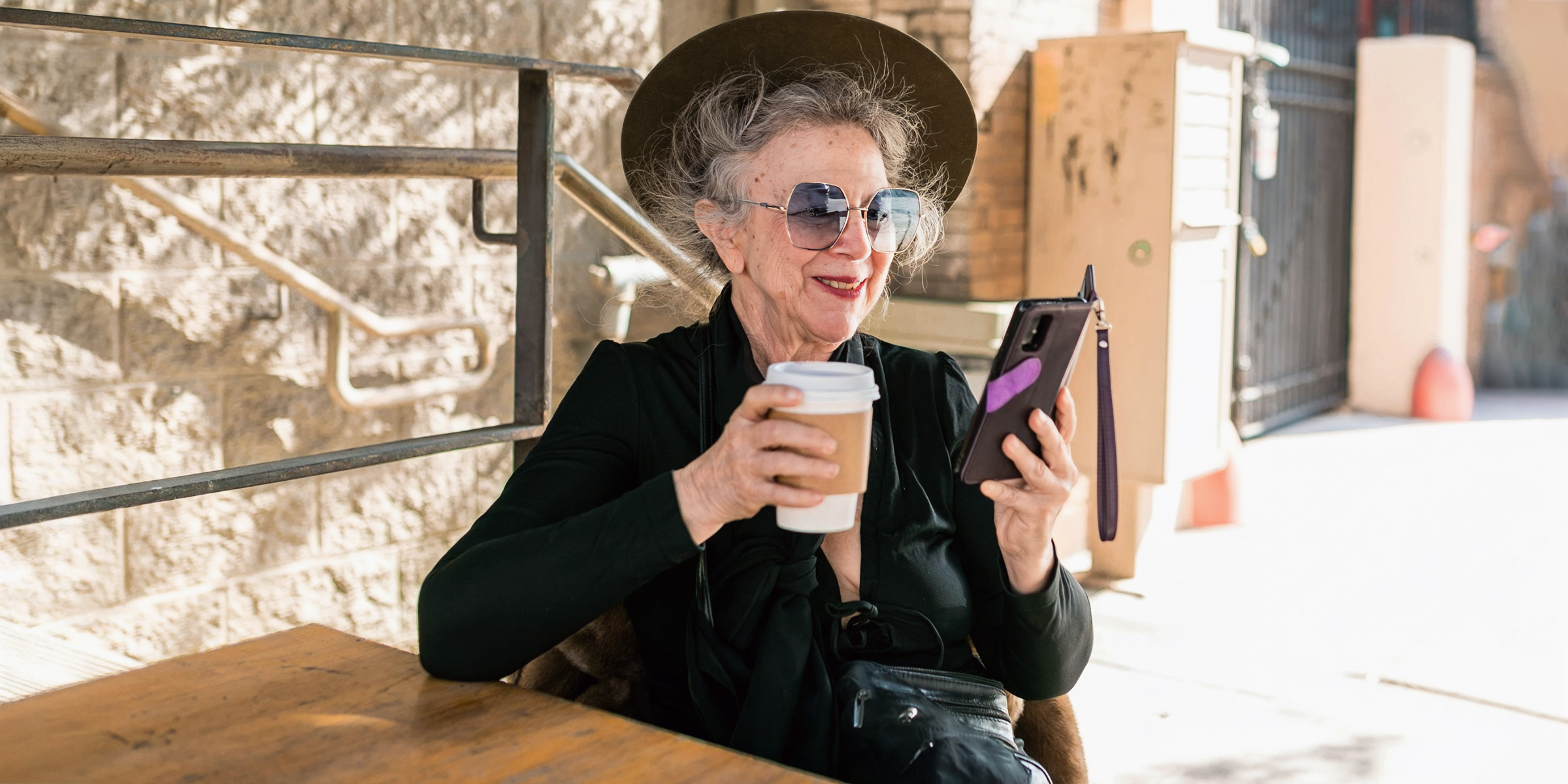 Ältere Frau trinkt Kaffee | Quelle: Pexels