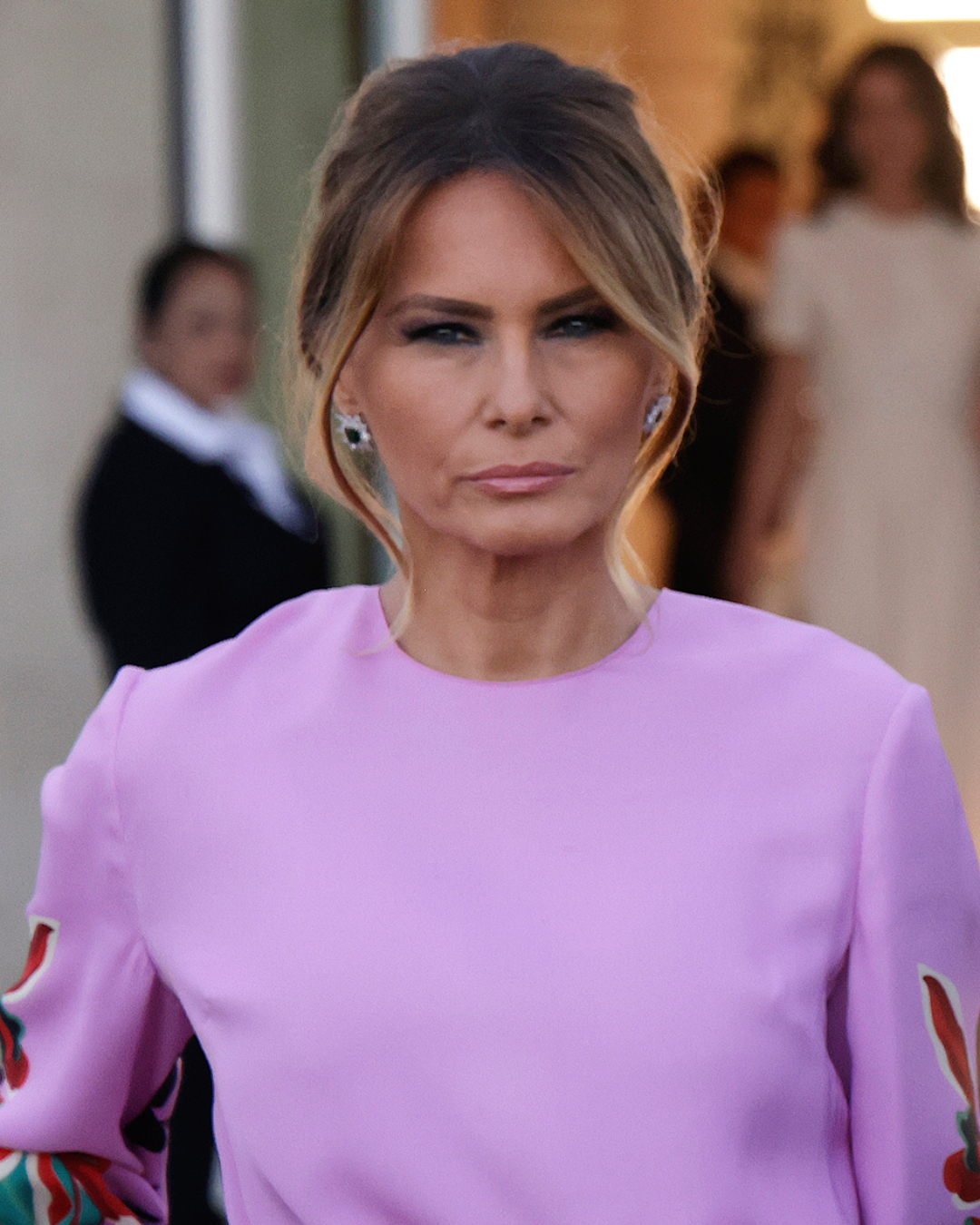 Als eines der neuesten Fotos in der Zeitleiste wurde dieses Bild zu einem wichtigen Bezugspunkt für die Analyse. Der Vergleich mit älteren Fotos half Experten und KI-Modellen dabei, zu untersuchen, wie sich Melania Trumps Aussehen im Laufe der Zeit möglicherweise verändert hat. | Quelle: Getty Images