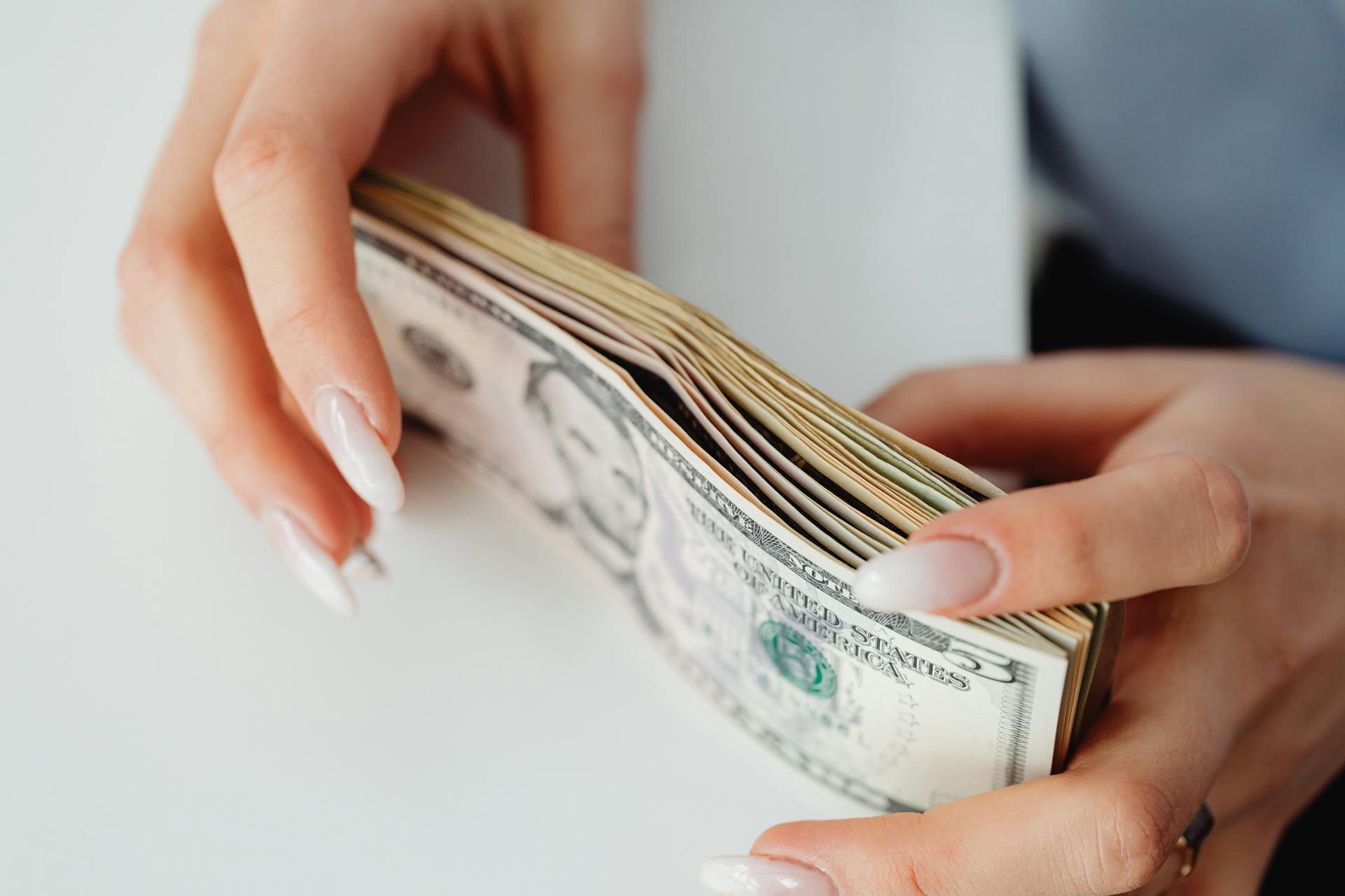 Eine Frau mit Geld in der Hand | Quelle: Pexels