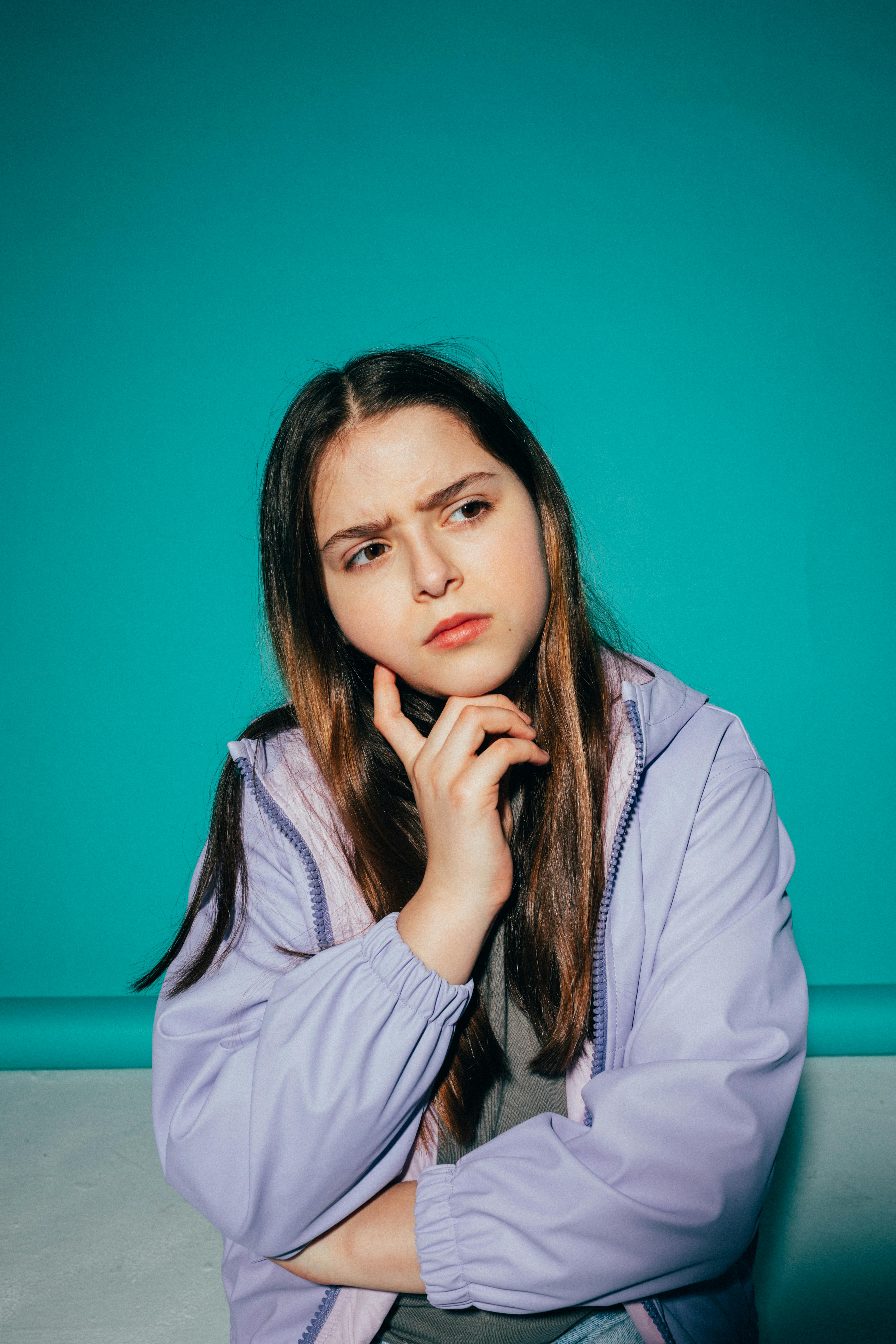 Ein stirnrunzelndes Teenager-Mädchen | Quelle: Pexels