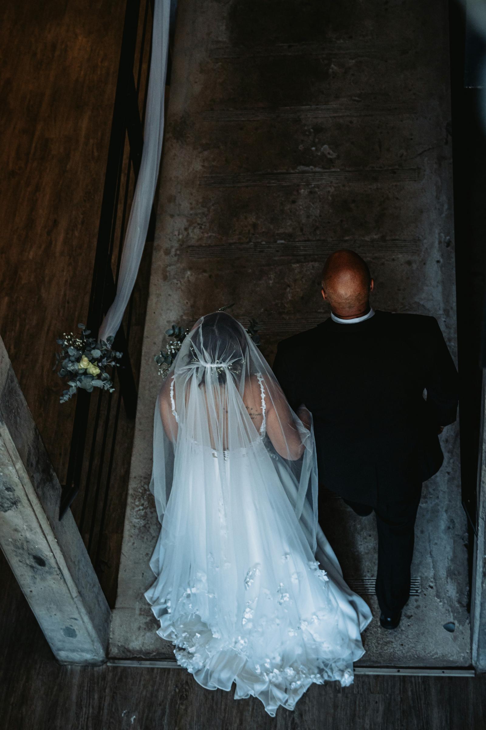 Die Braut, die mit ihrem Vater zum Altar schreitet | Quelle: Unsplash