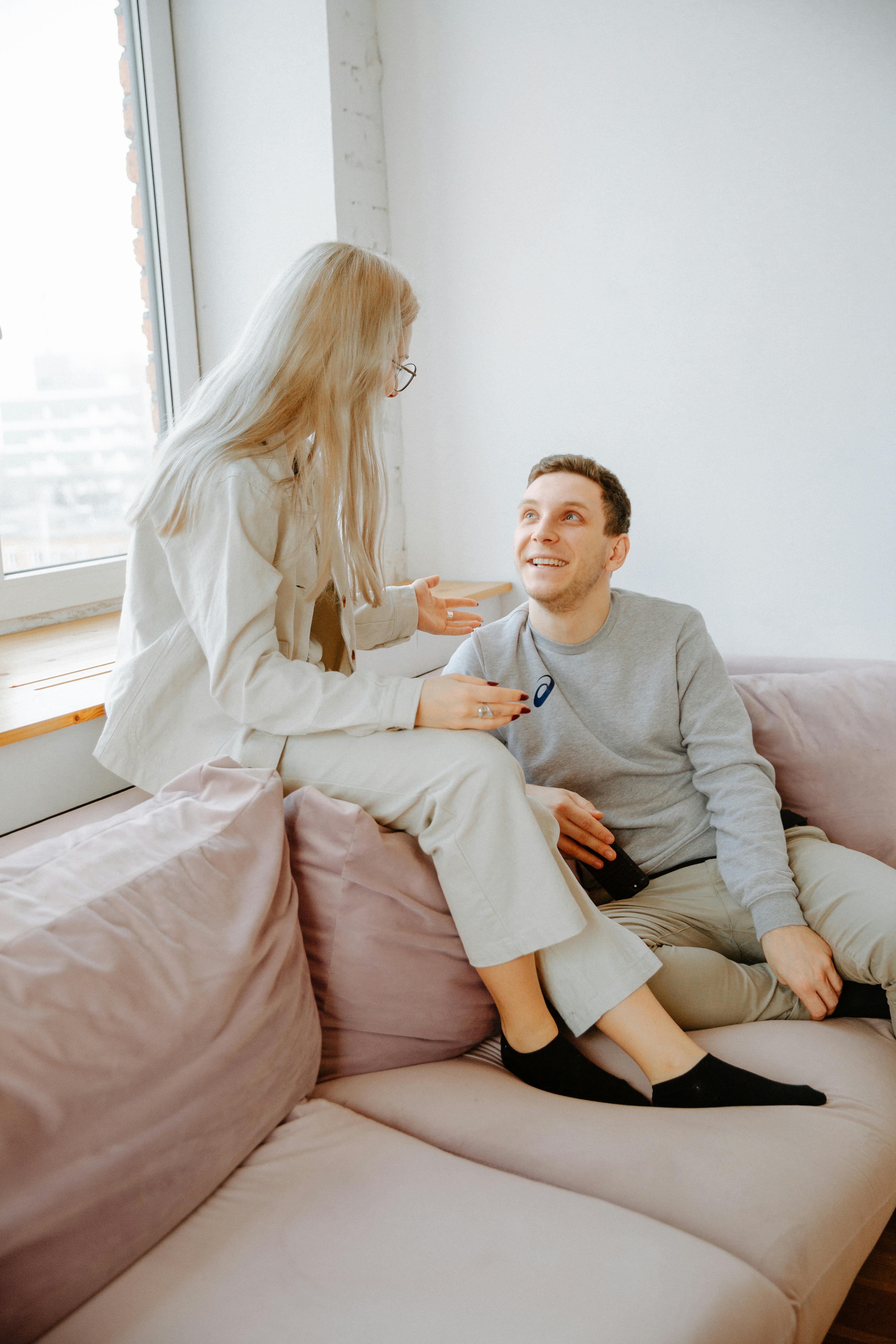 Mężczyzna rozmawiający z żoną | Źródło: Pexels