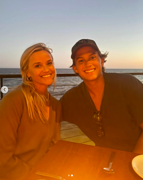 Reese Witherspoon und Deacon Phillippe lächeln für ein Foto, das am 23. Oktober 2024 veröffentlicht wurde. | Quelle: Instagram/reesewitherspoon