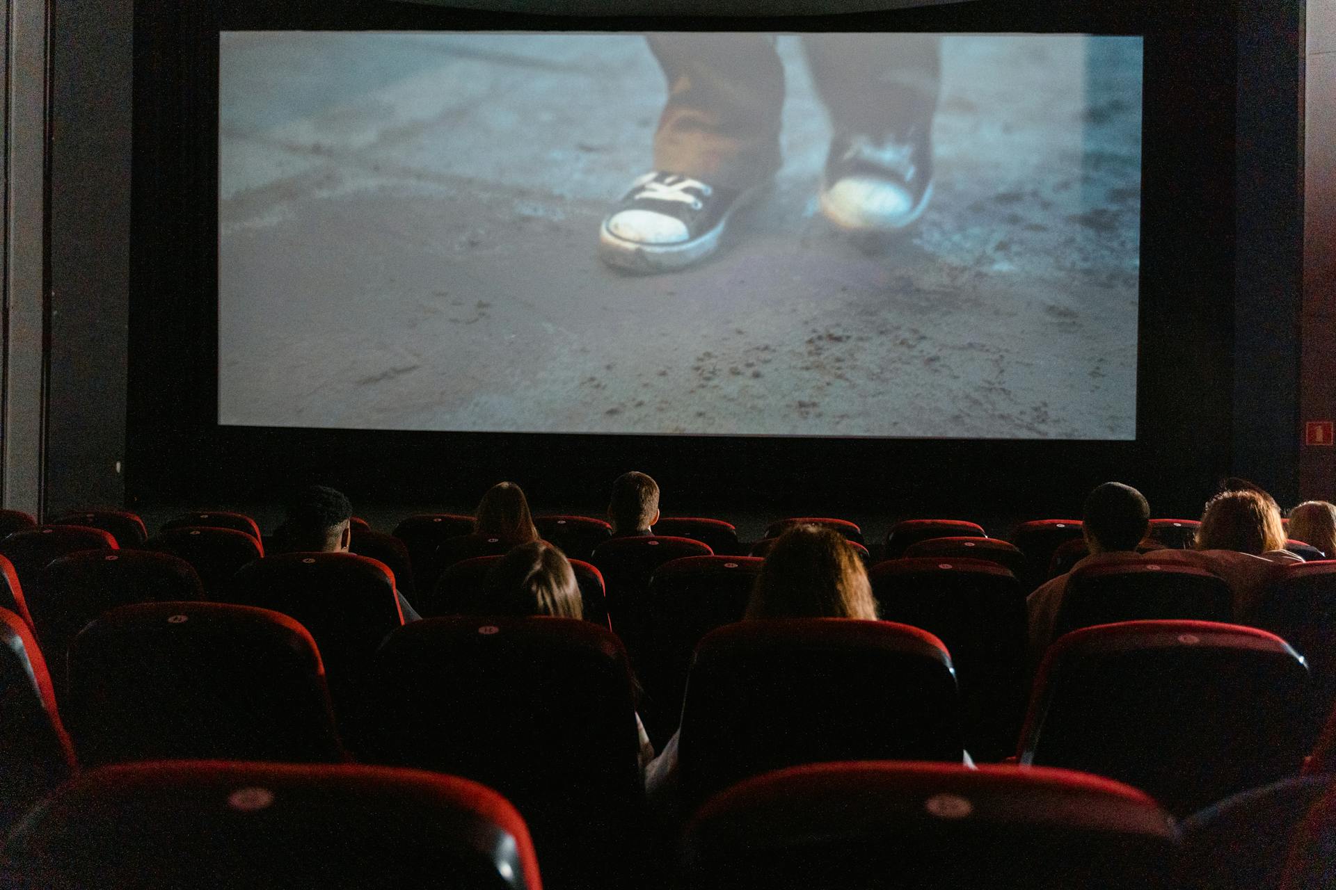 Menschen, die sich einen Film ansehen | Quelle: Pexels