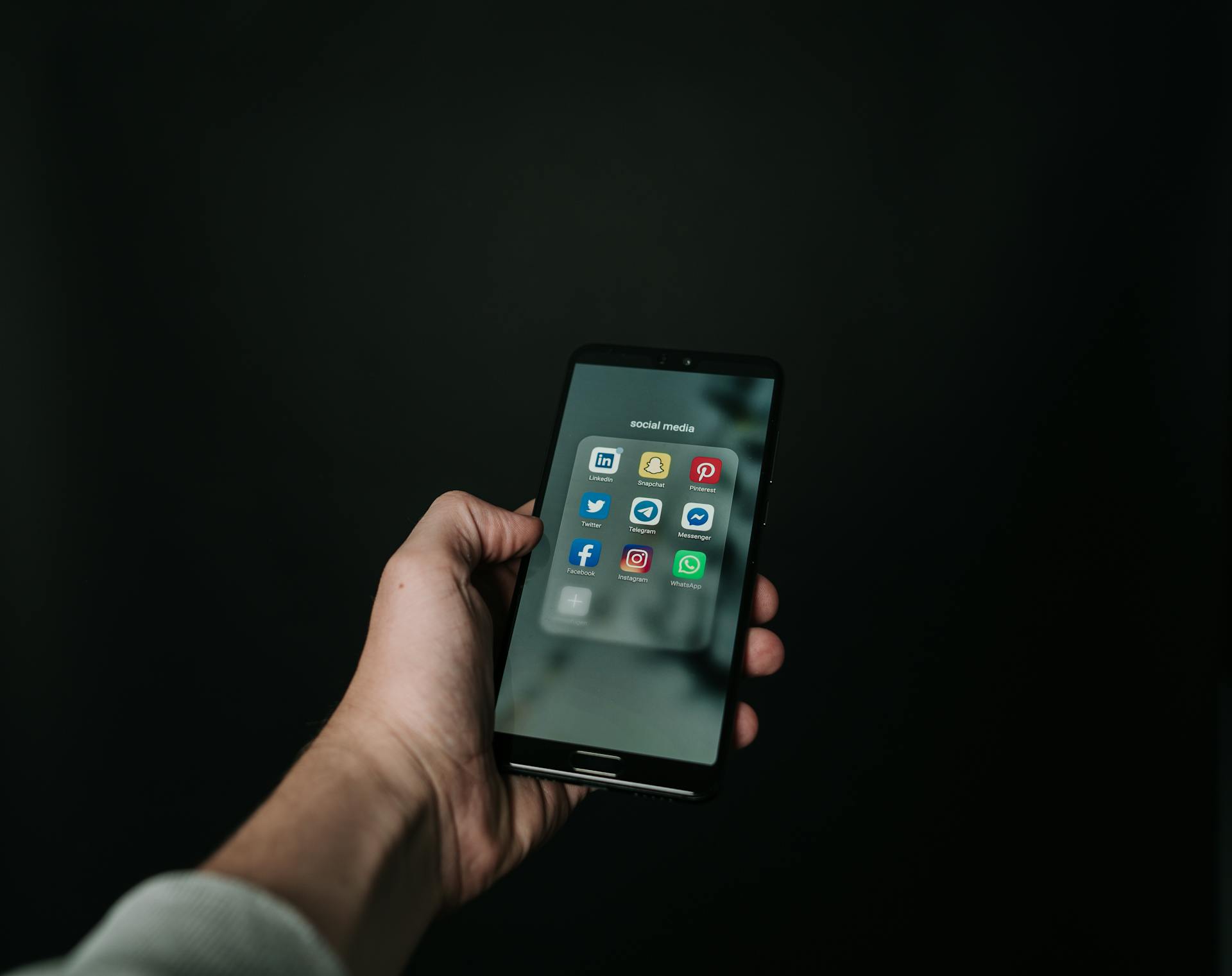 Eine Person hält ein Handy in der Hand | Quelle: Pexels