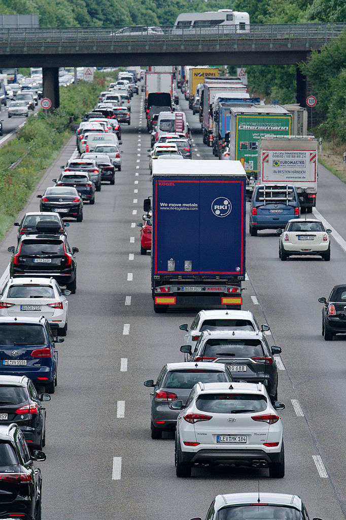 06. Juni 2025, Nordrhein-Westfalen, Köln: Stau in beiden Richtungen auf der A1 zu Beginn des Pfingstwochenendes | Quelle: Getty Images