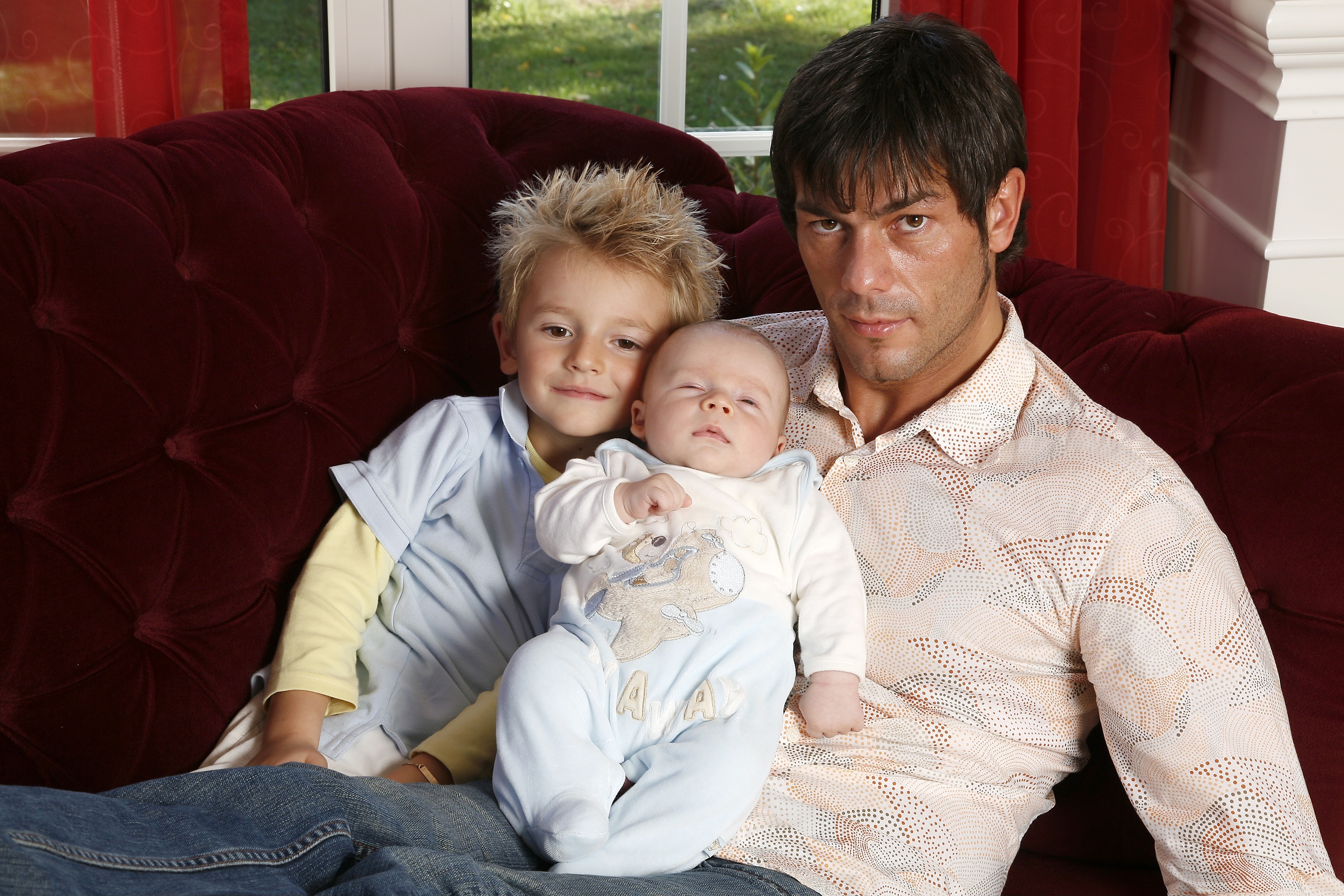 Adrian Ursache mit seinen Söhnen Marvin-Lorenzo und Laurin-Maurice, 2006 | Quelle: GettyImages