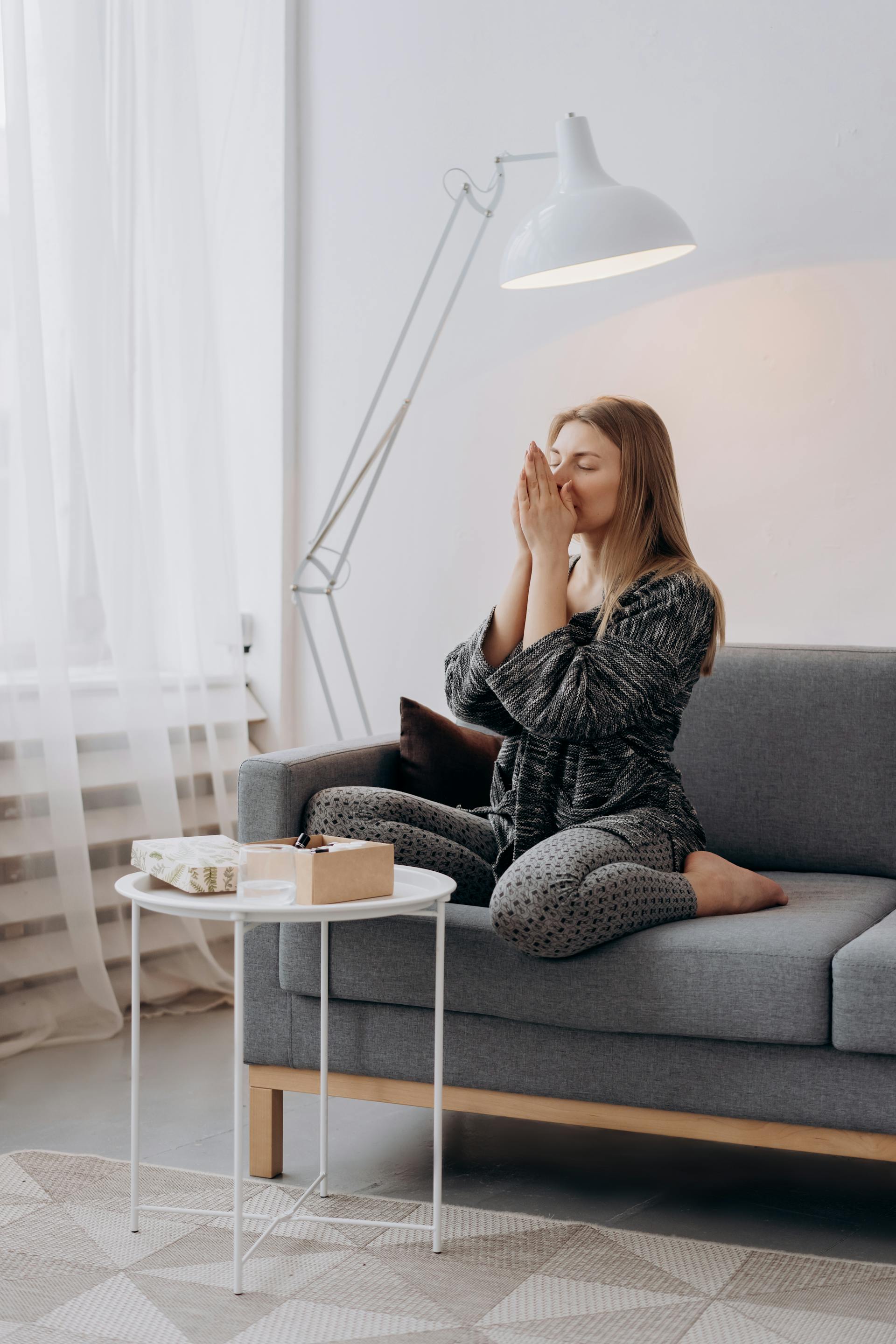 Eine müde Frau sitzt auf dem Sofa | Quelle: Pexels