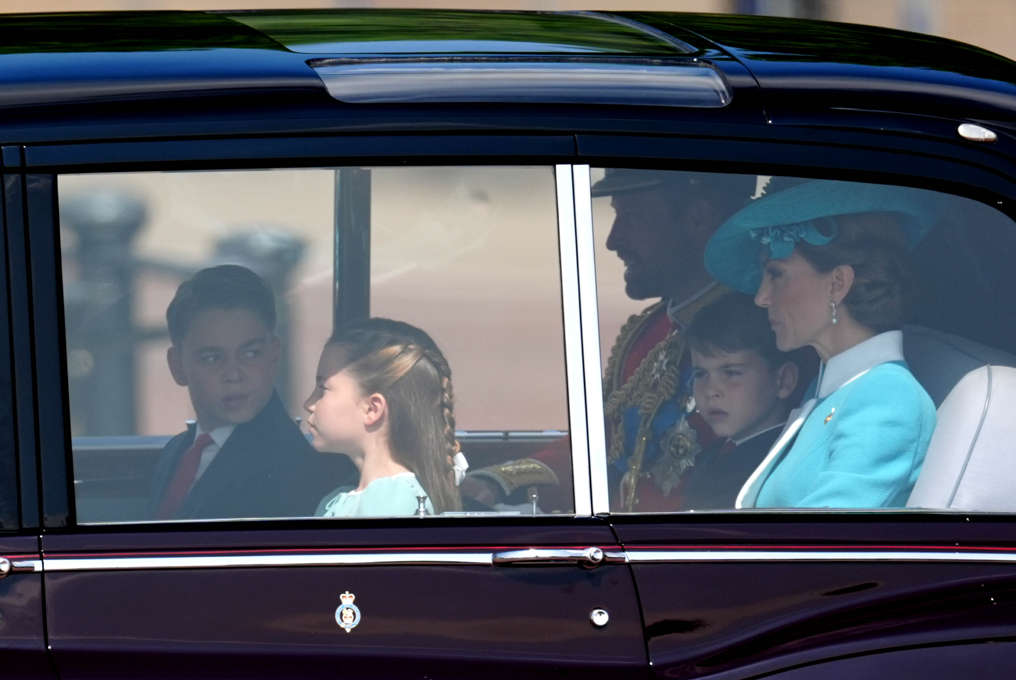 Prinz William fährt in einem Auto mit Prinz George, Prinzessin Charlotte, Prinz Louis und Prinzessin Catherine. | Quelle: Getty Images