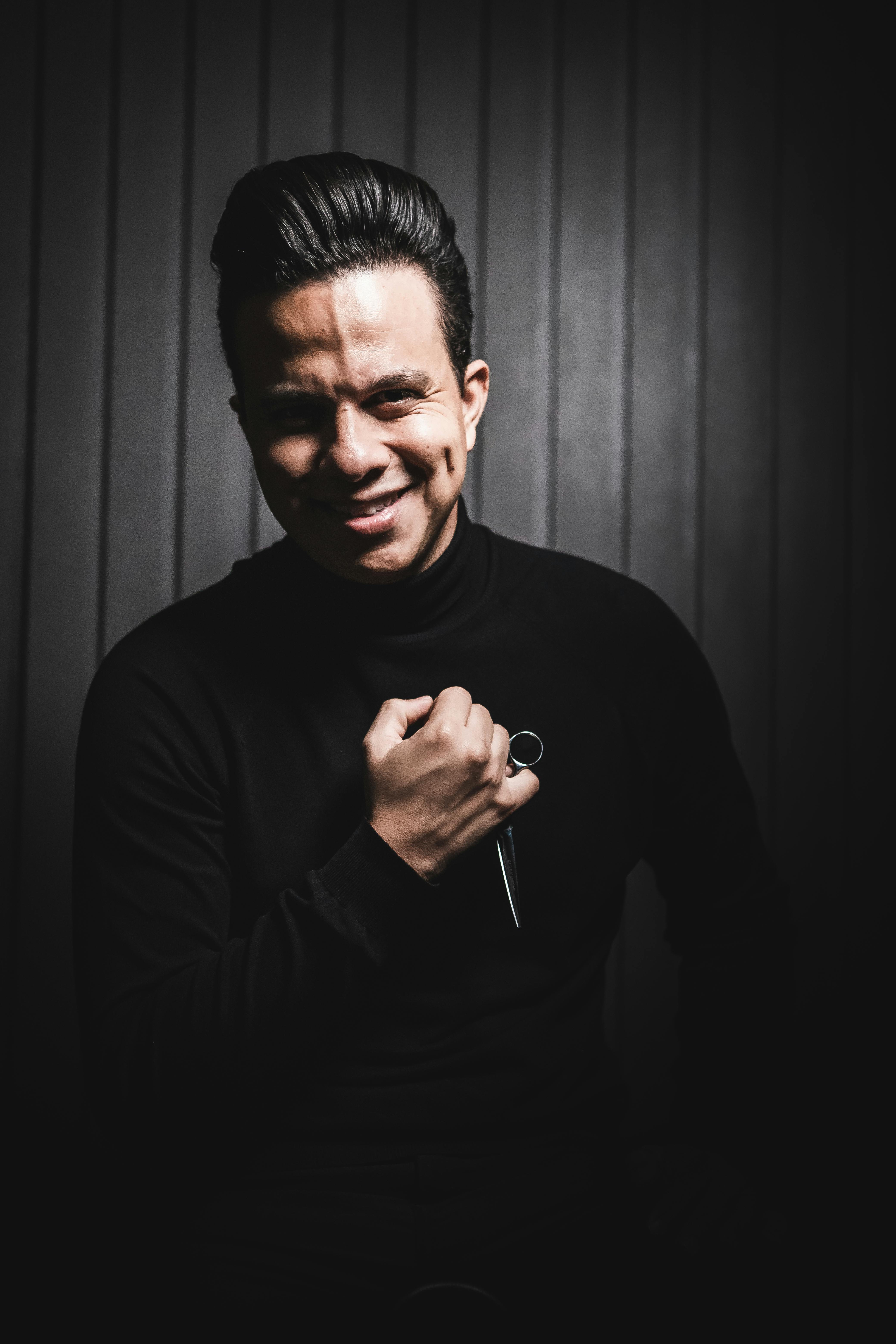 Ein Mann mit einem Grübchen lächelt | Quelle: Pexels