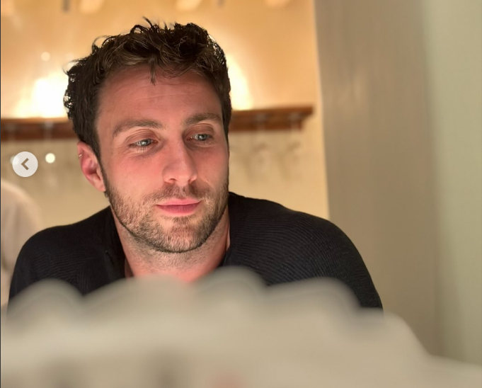 Aaron Taylor-Johnson bei einem Kartenspiel, datiert auf den 13. Juni 2025 | Quelle: Instagram/samtaylorjohnson
