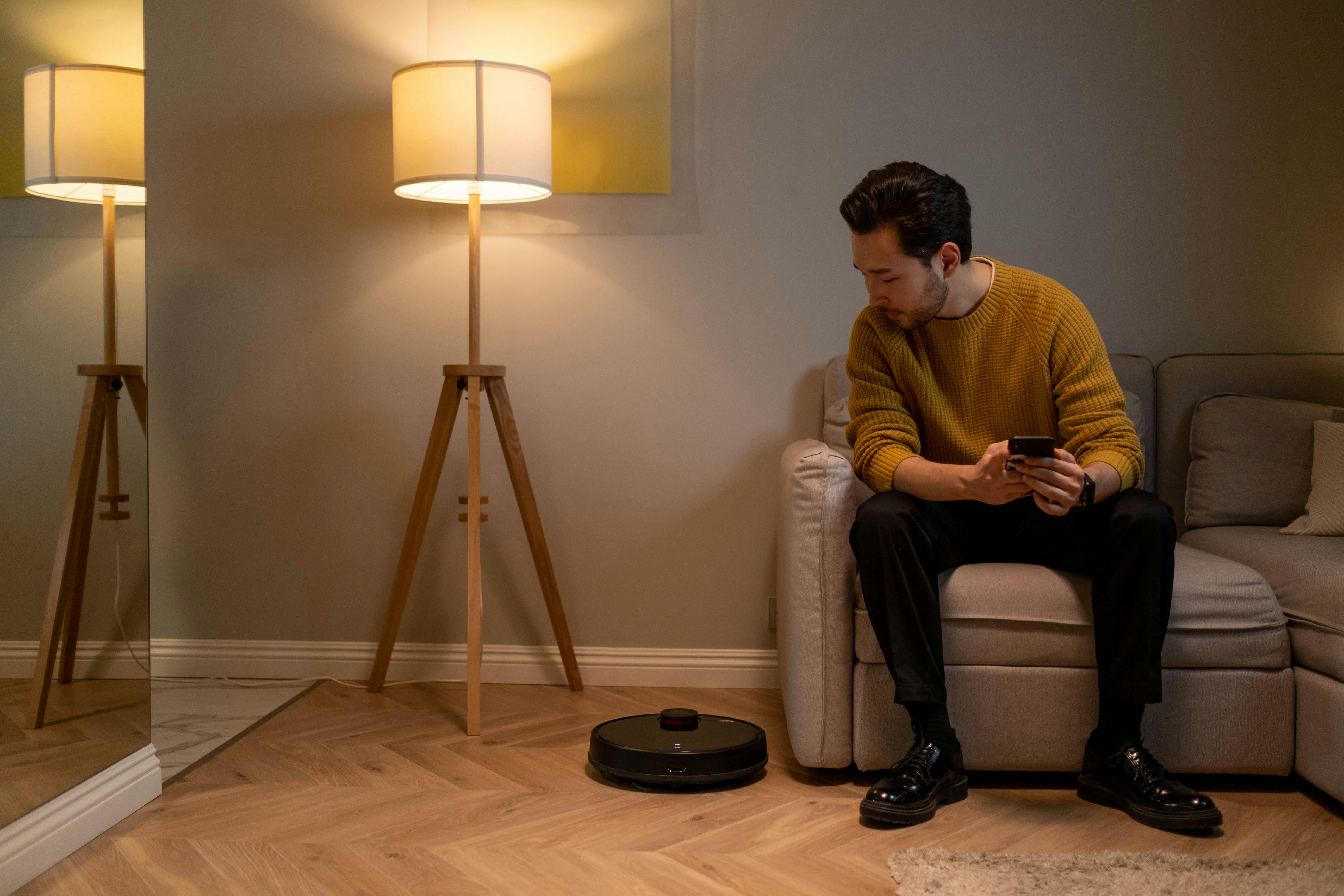 Ein Mann sitzt auf einer Couch | Quelle: Pexels