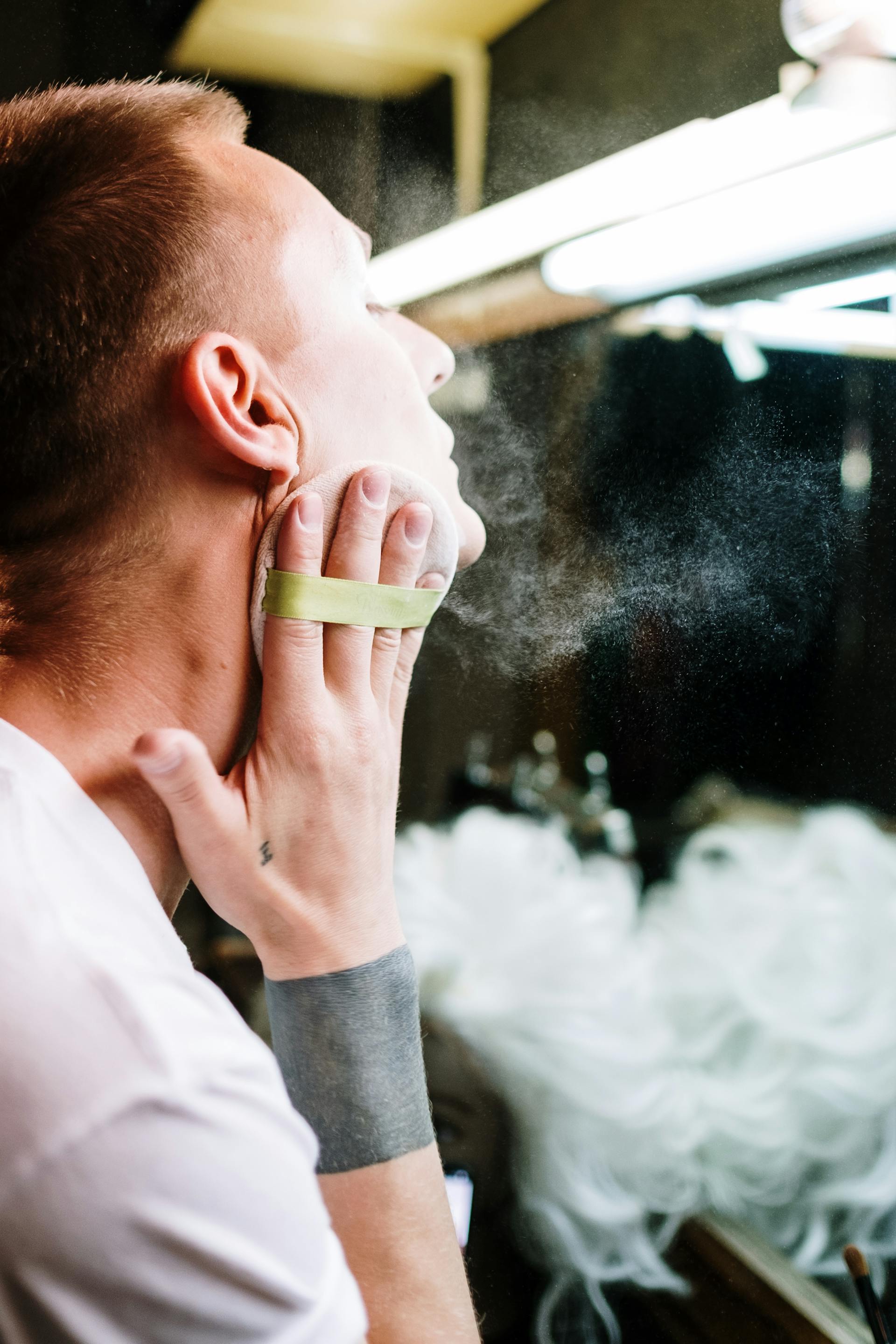 Eine Dragqueen beim Schminken | Quelle: Pexels