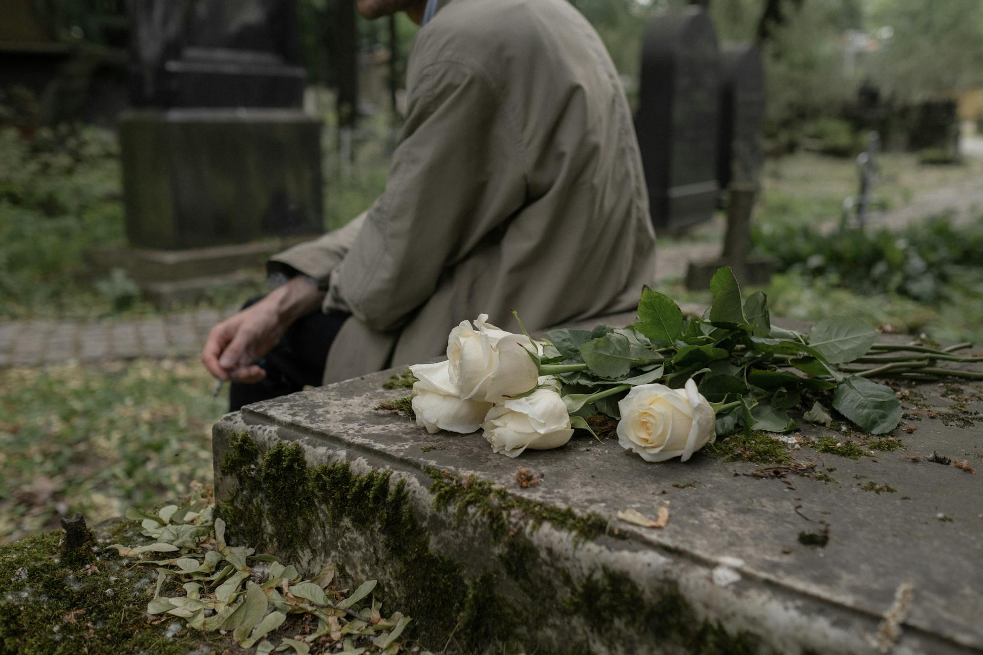 Blumen auf einem Grab | Quelle: Pexels