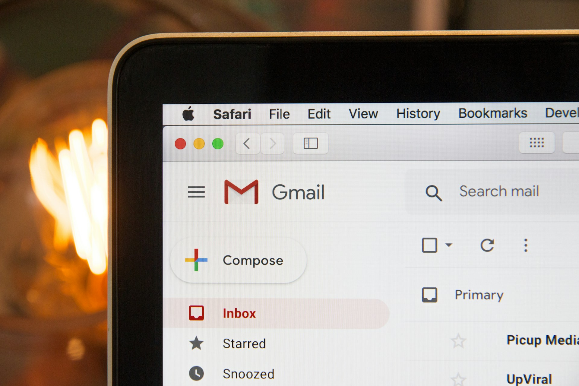 Ein E-Mail-Bildschirm auf einem Gerät | Quelle: Unsplash