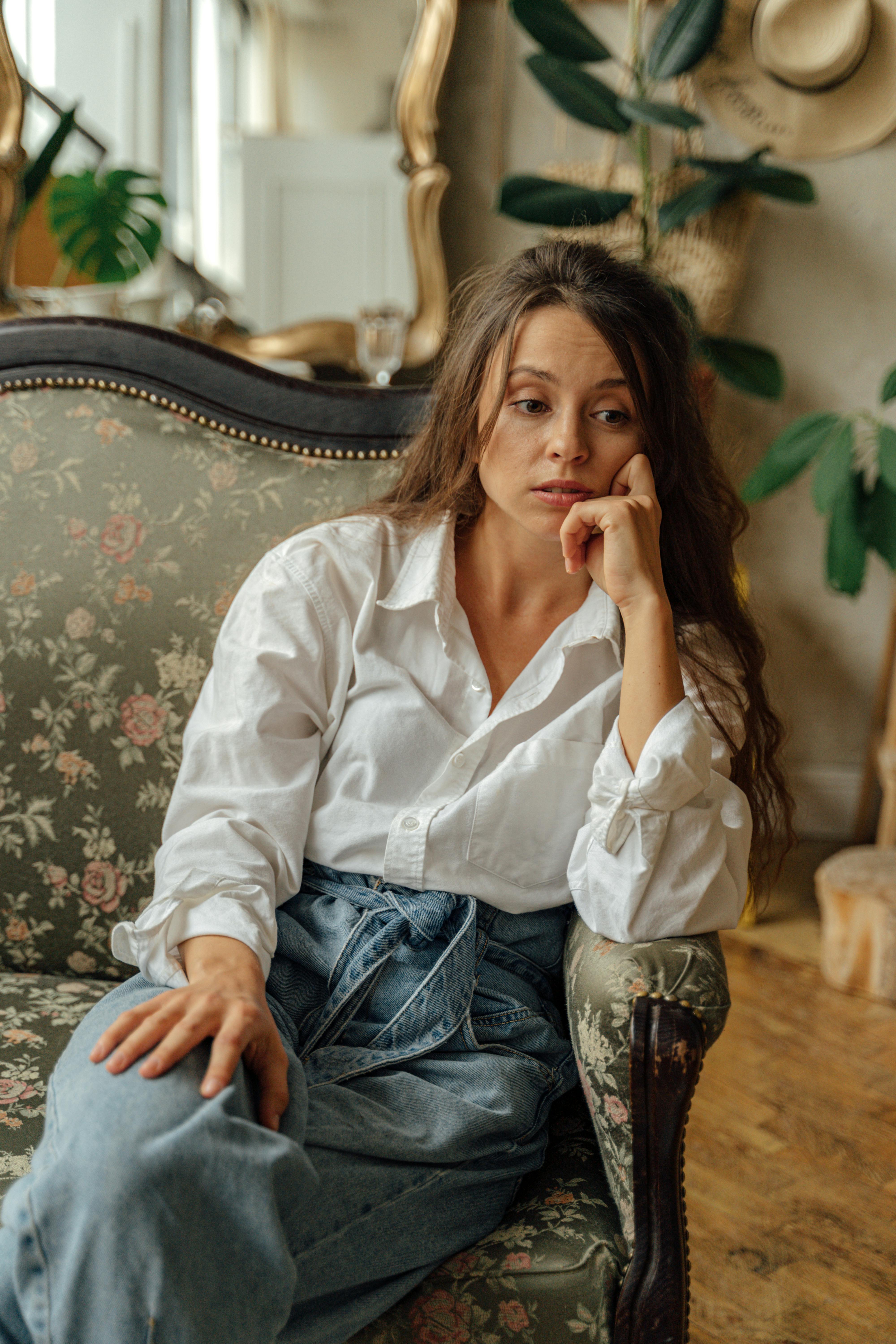 Eine Frau sitzt auf einem Sofa | Quelle: Pexels