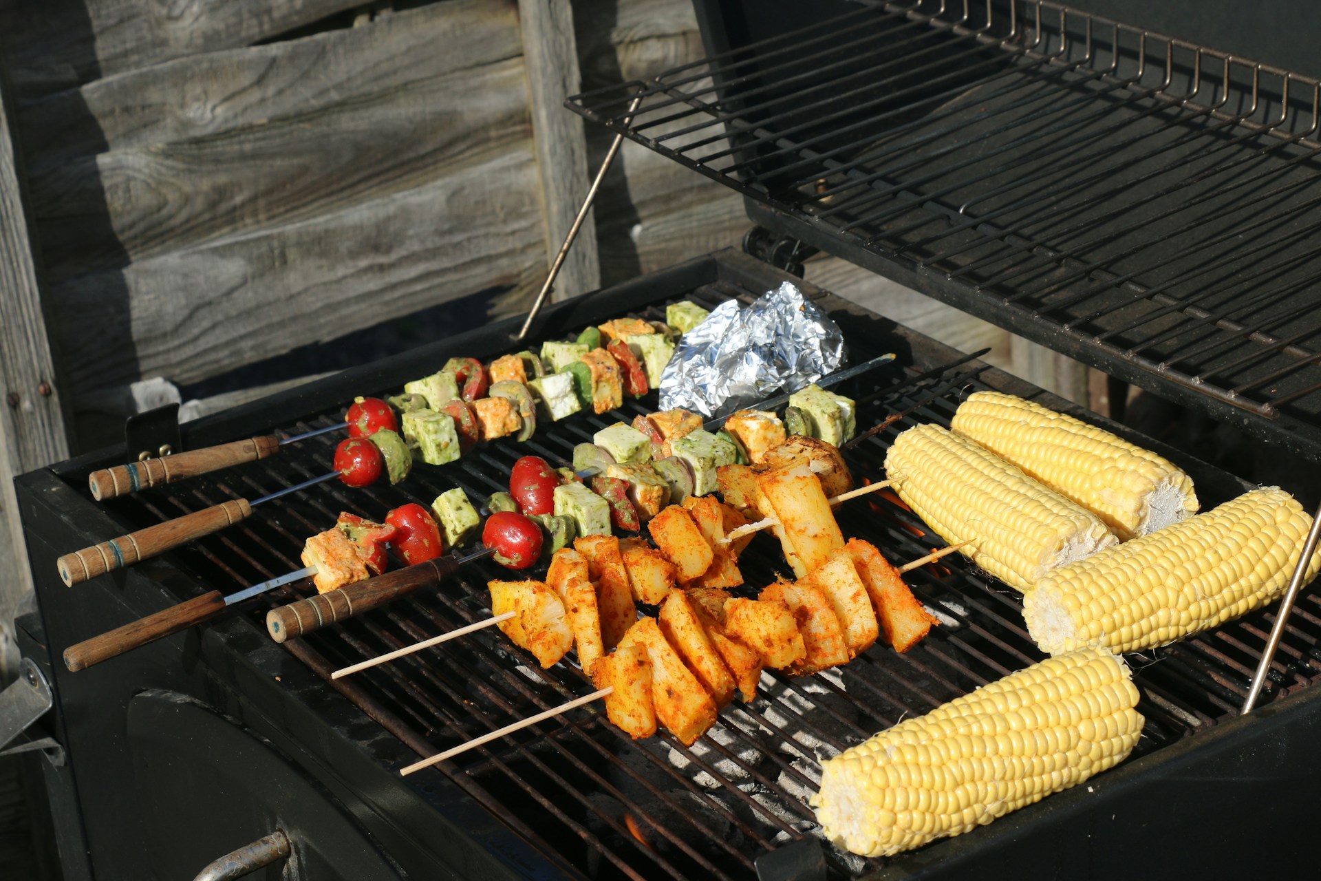 Essen auf einem Grill | Quelle: Unsplash