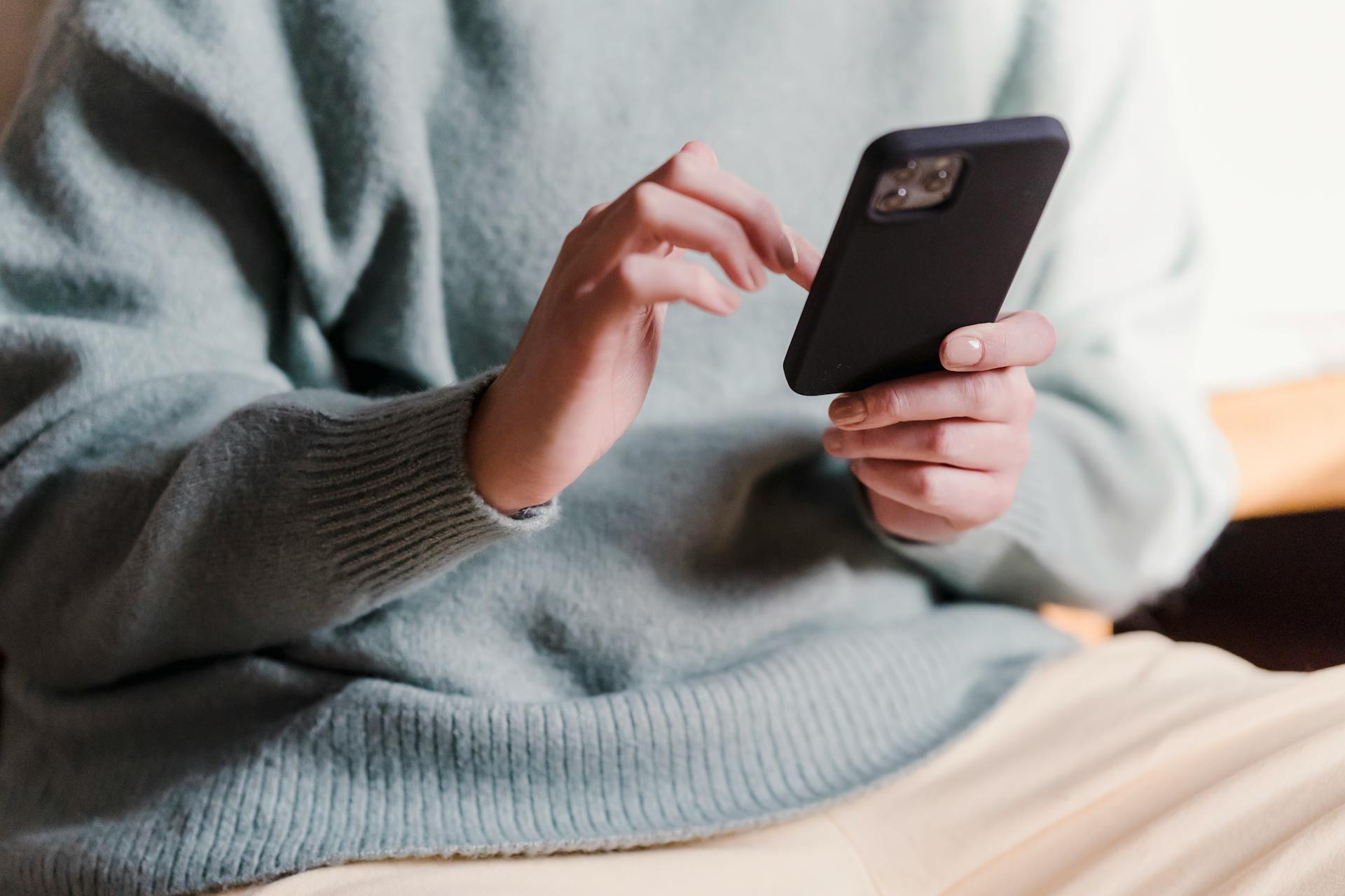 Eine Nahaufnahme einer Frau, die ihr Handy benutzt | Quelle: Pexels