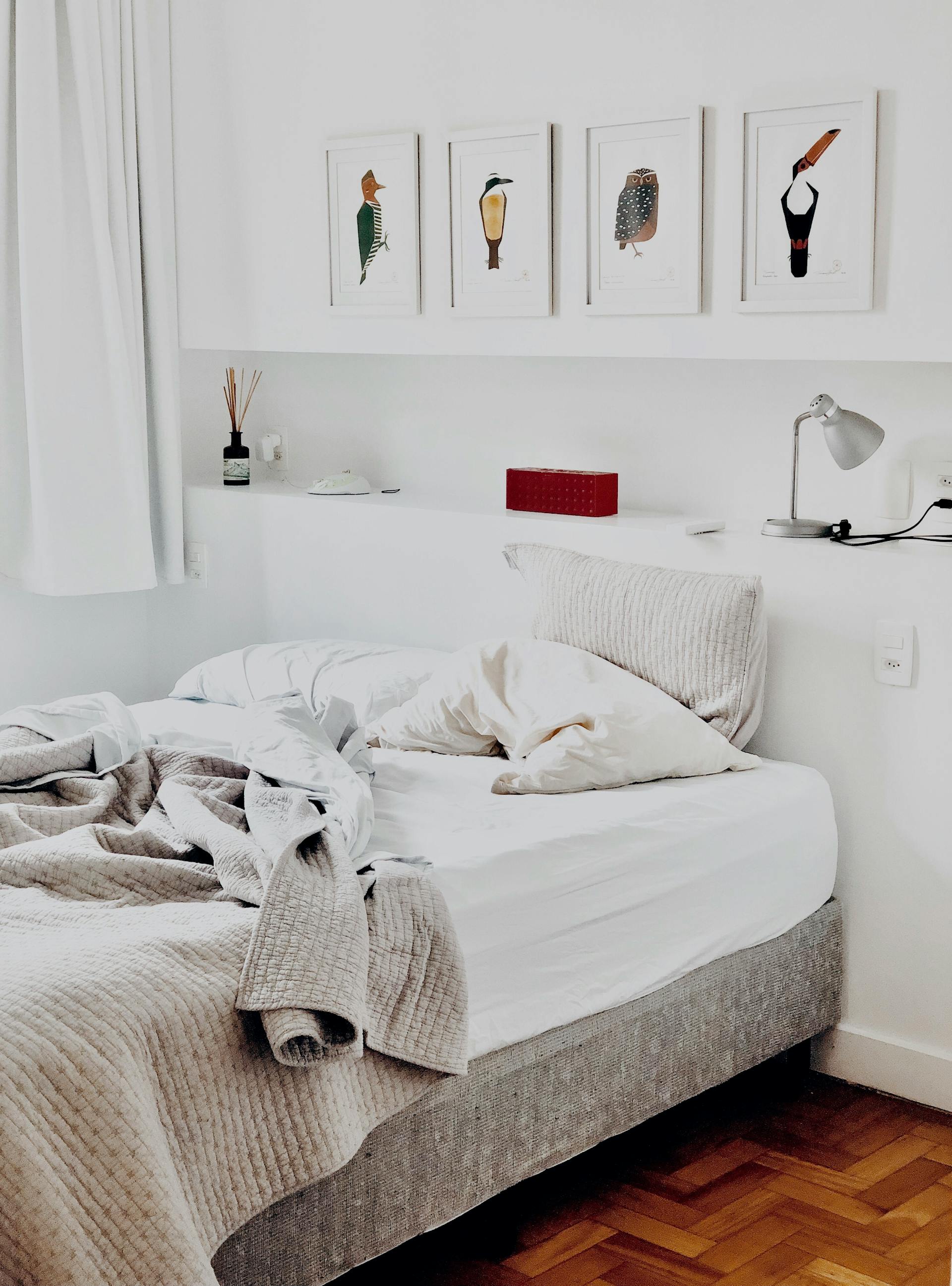 Ein ungemachtes Bett in einem Schlafzimmer | Quelle: Pexels