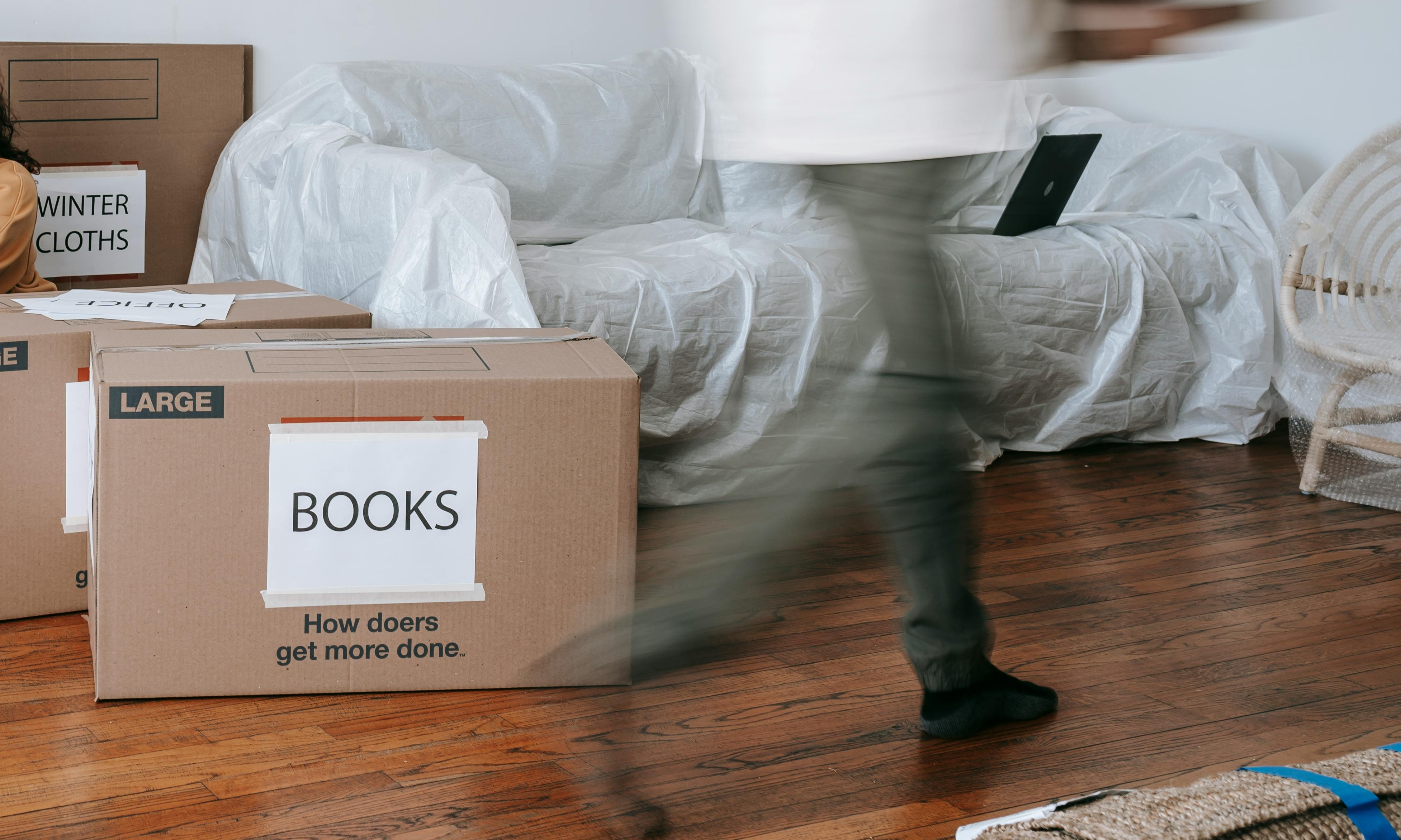 Hausrat wird in Kisten verpackt | Quelle: Pexels