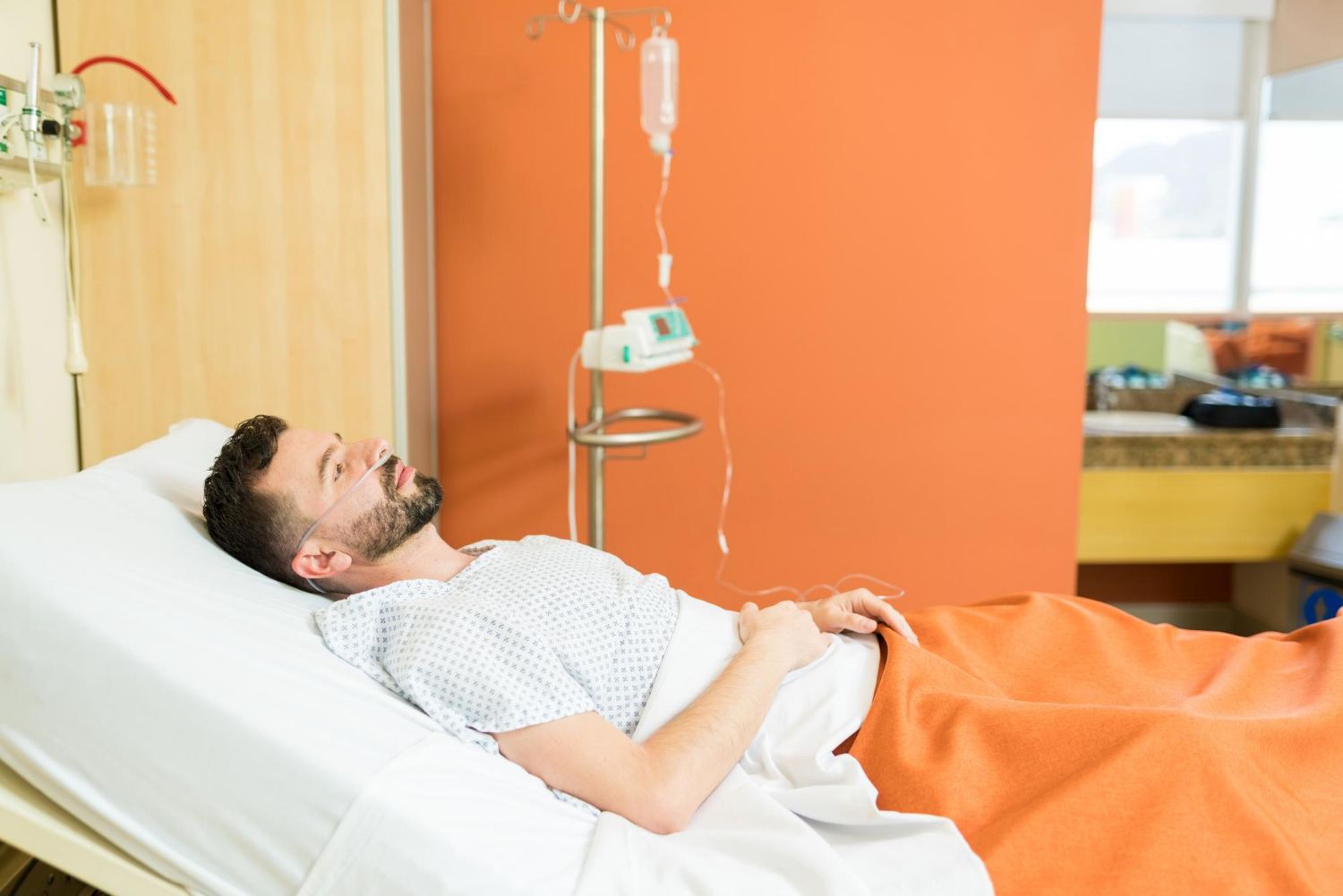 Ein kranker Mann liegt in der Krankenstation | Quelle: Freepik