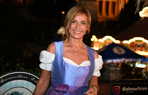 Dagmar Wöhrl auf dem Balkon des Käfer-Zelts beim Oktoberfest, München, 21. September 2025. | Quelle: Getty Images