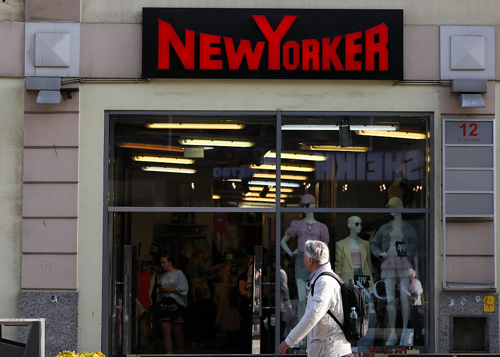 Das New Yorker Logo ist am 23. April 2025 auf einer Straße in Katowice, Polen, zu sehen. | Quelle: Getty Images