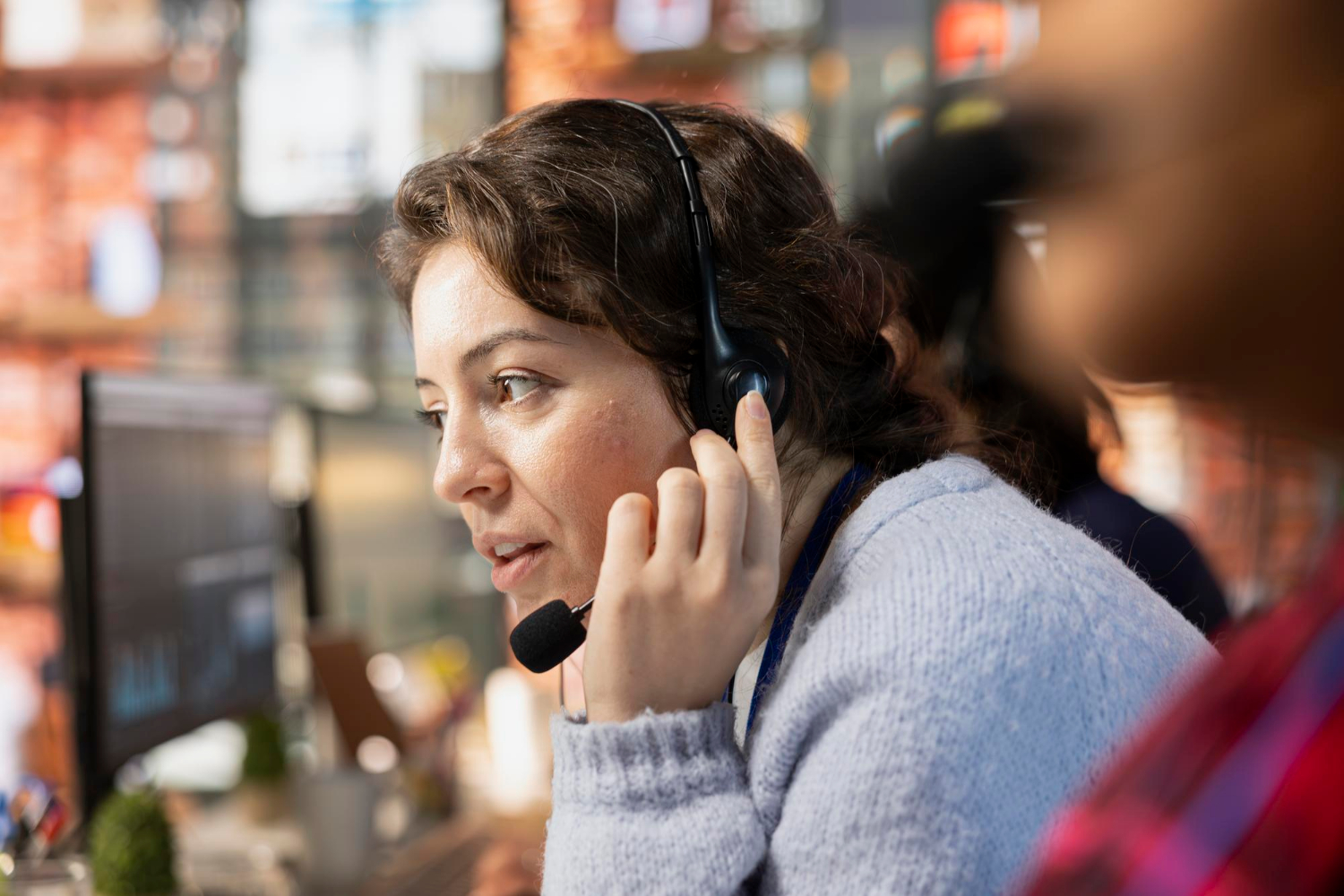 Eine Telefonistin bei einem Anruf | Quelle: Freepik