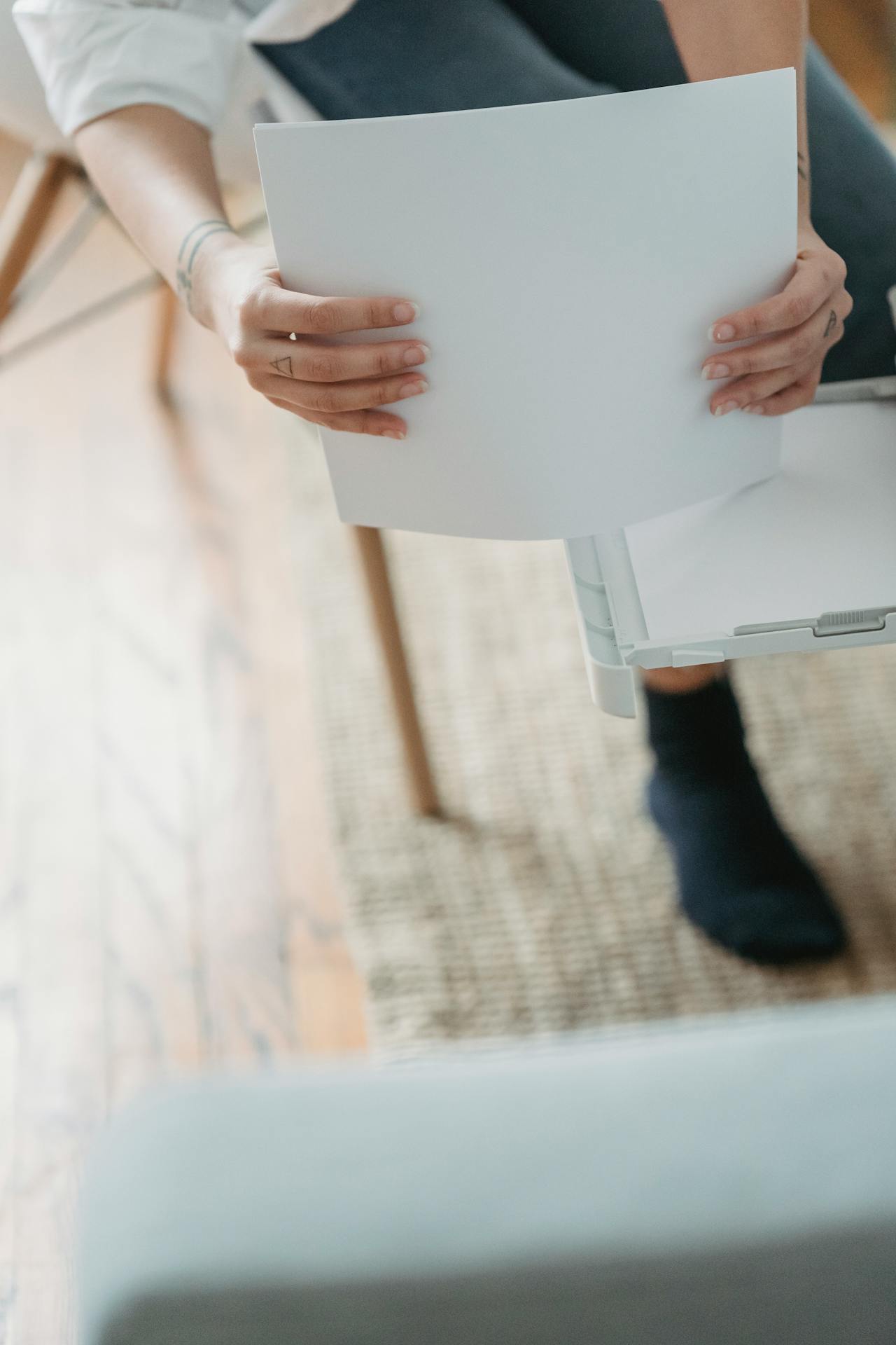 Eine Frau hält einen Stapel Papiere | Quelle: Pexels