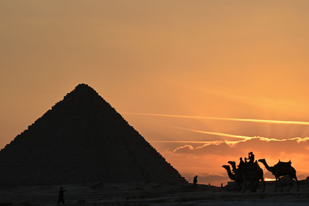 Blick auf die Chephrenpyramide bei Sonnenuntergang am 02. Dezember 2022 in Gizeh, Ägypten | Quelle: Getty Images
