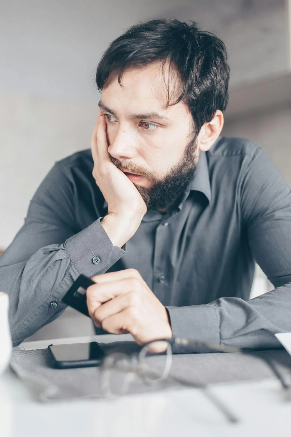 Ein müder Mann schaut zur Seite | Quelle: Pexels