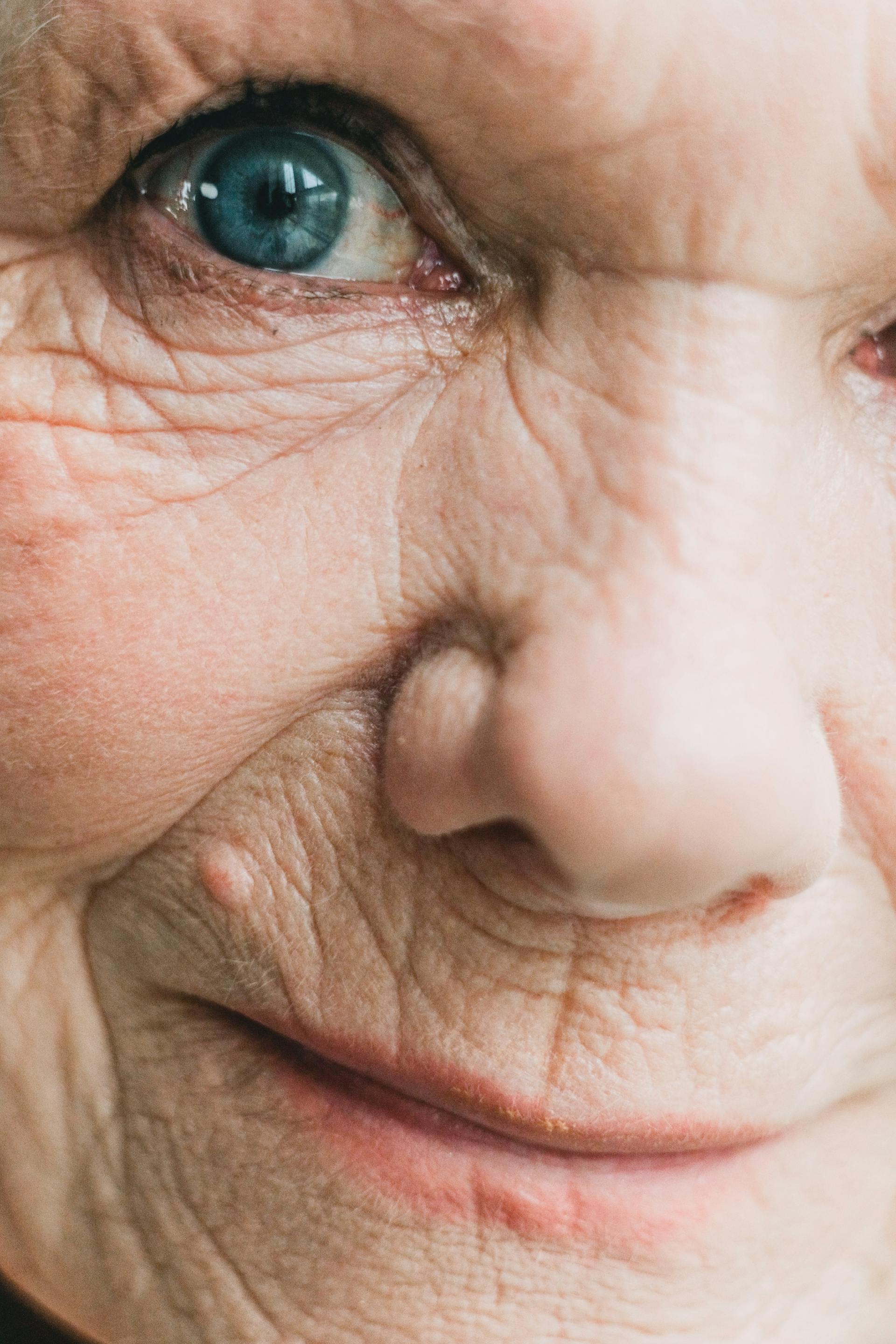 Nahaufnahme des Gesichts einer älteren Dame | Quelle: Pexels