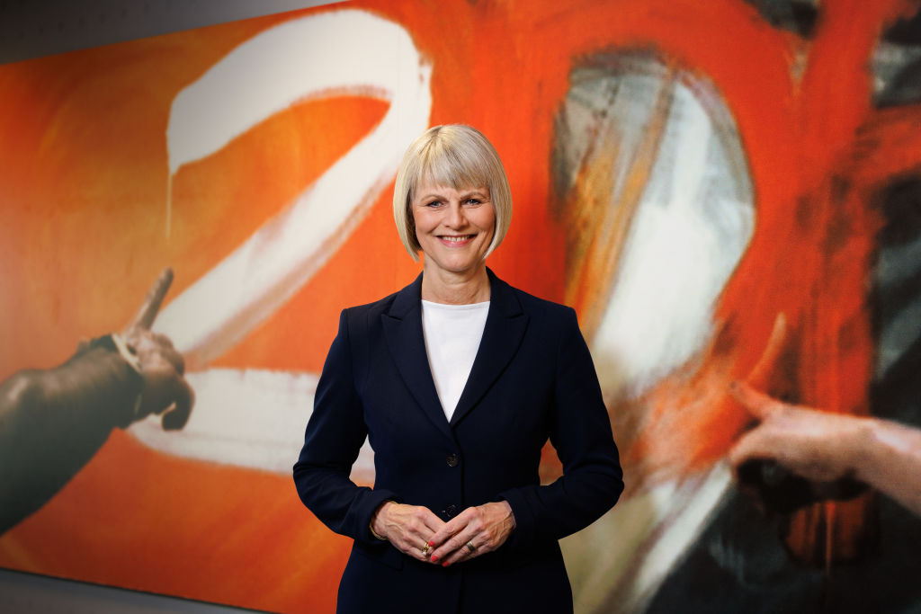 Gundula Gause, ZDF-Nachrichtenmoderatorin, steht im ZDF-Gebäude. Sie feiert ihren 60. Geburtstag am 30. April 2025 | Quelle: Getty Images