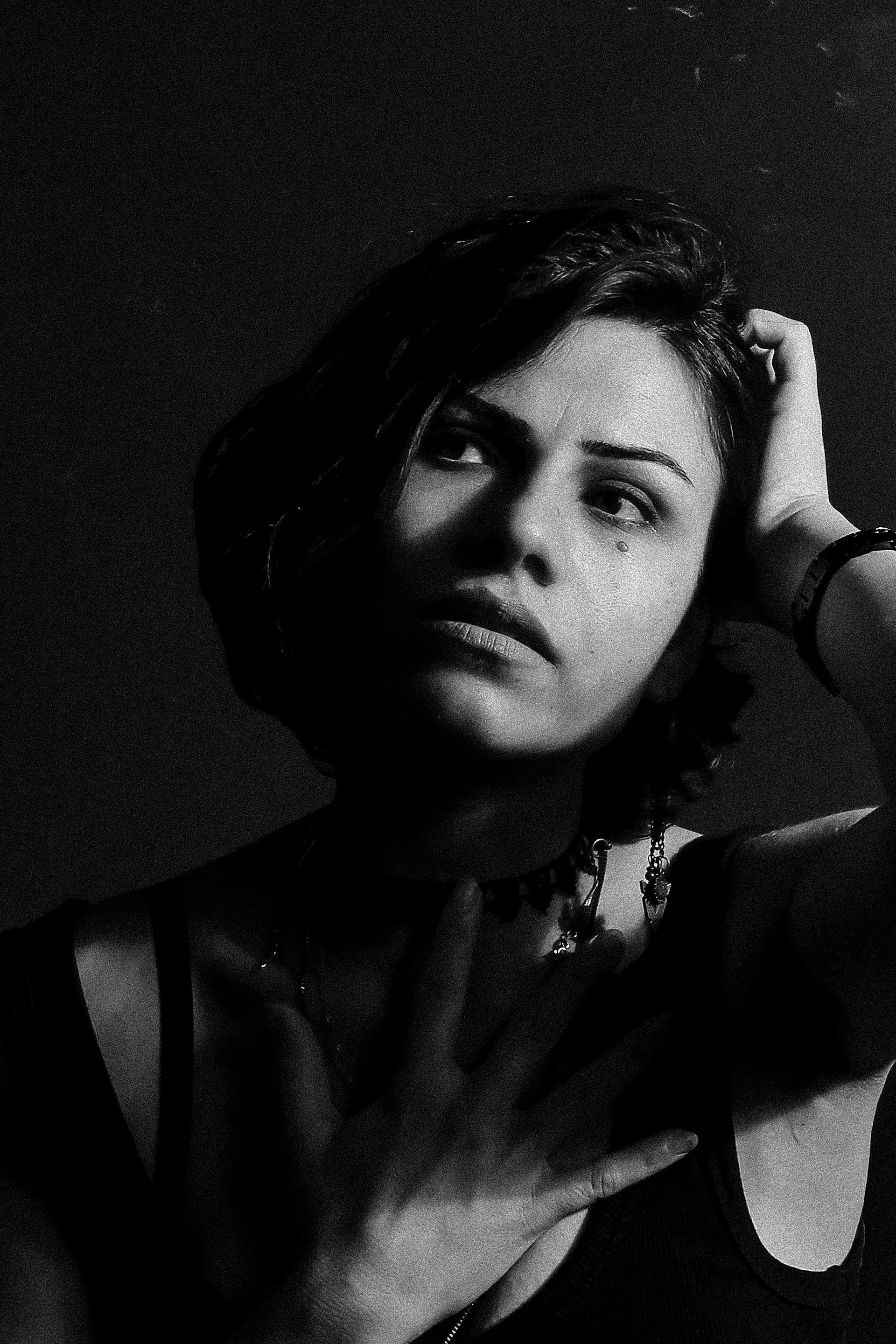 Eine Frau, die jemanden mit zur Seite geneigtem Kopf anstarrt | Quelle: Pexels