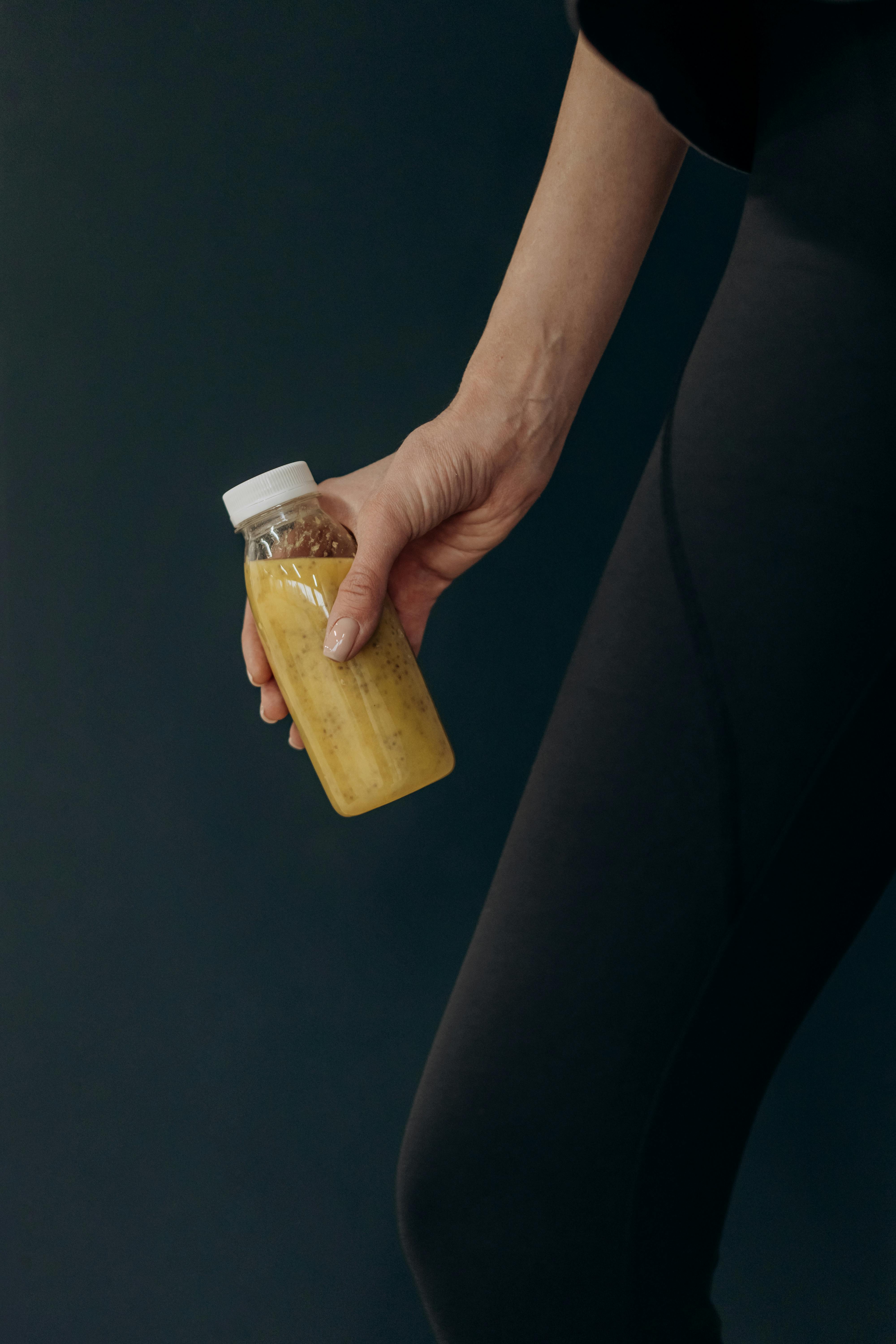 Eine Frau mit einem Smoothie in der Hand | Quelle: Pexels