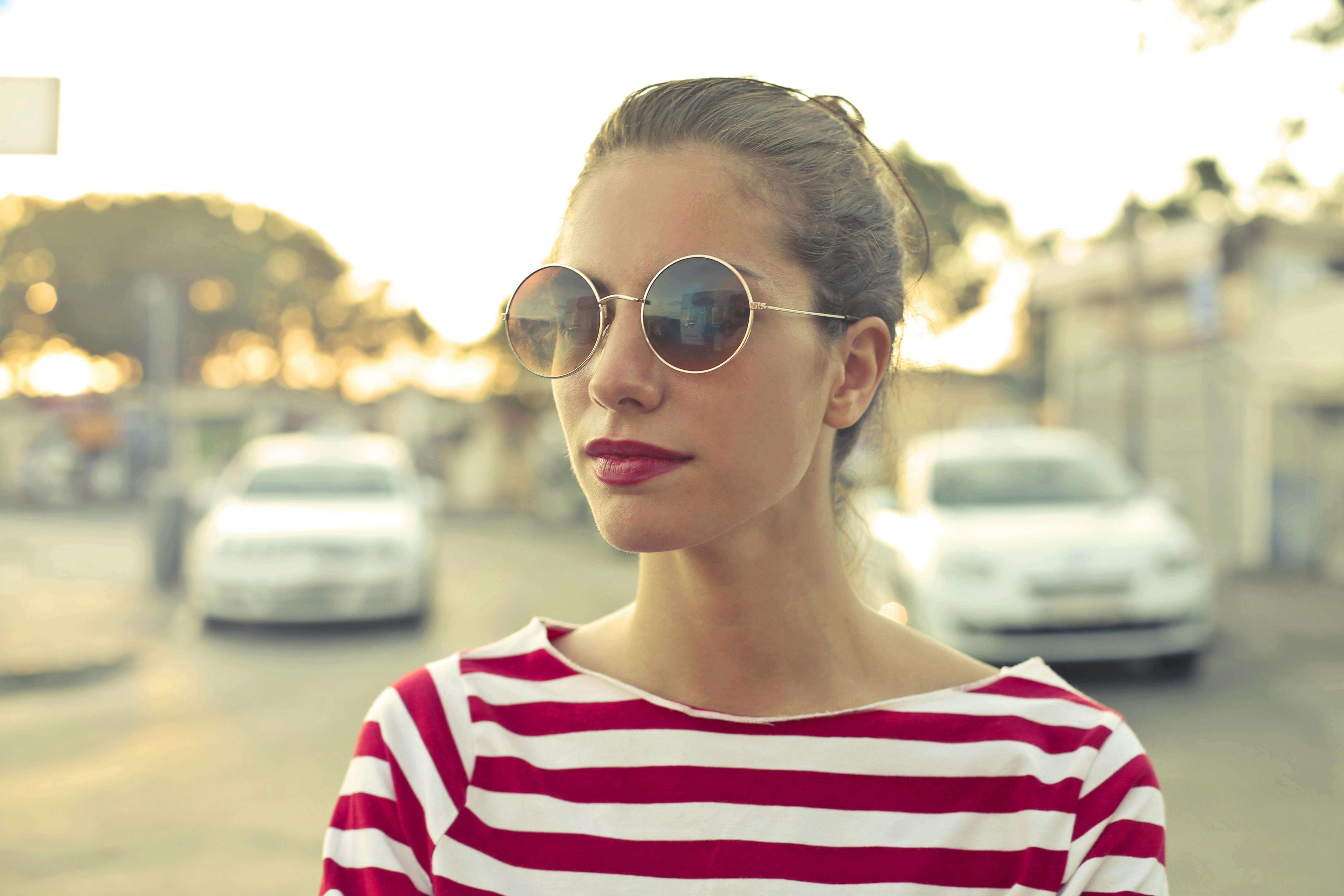Eine Frau mit Sonnenbrille | Quelle: Pexels