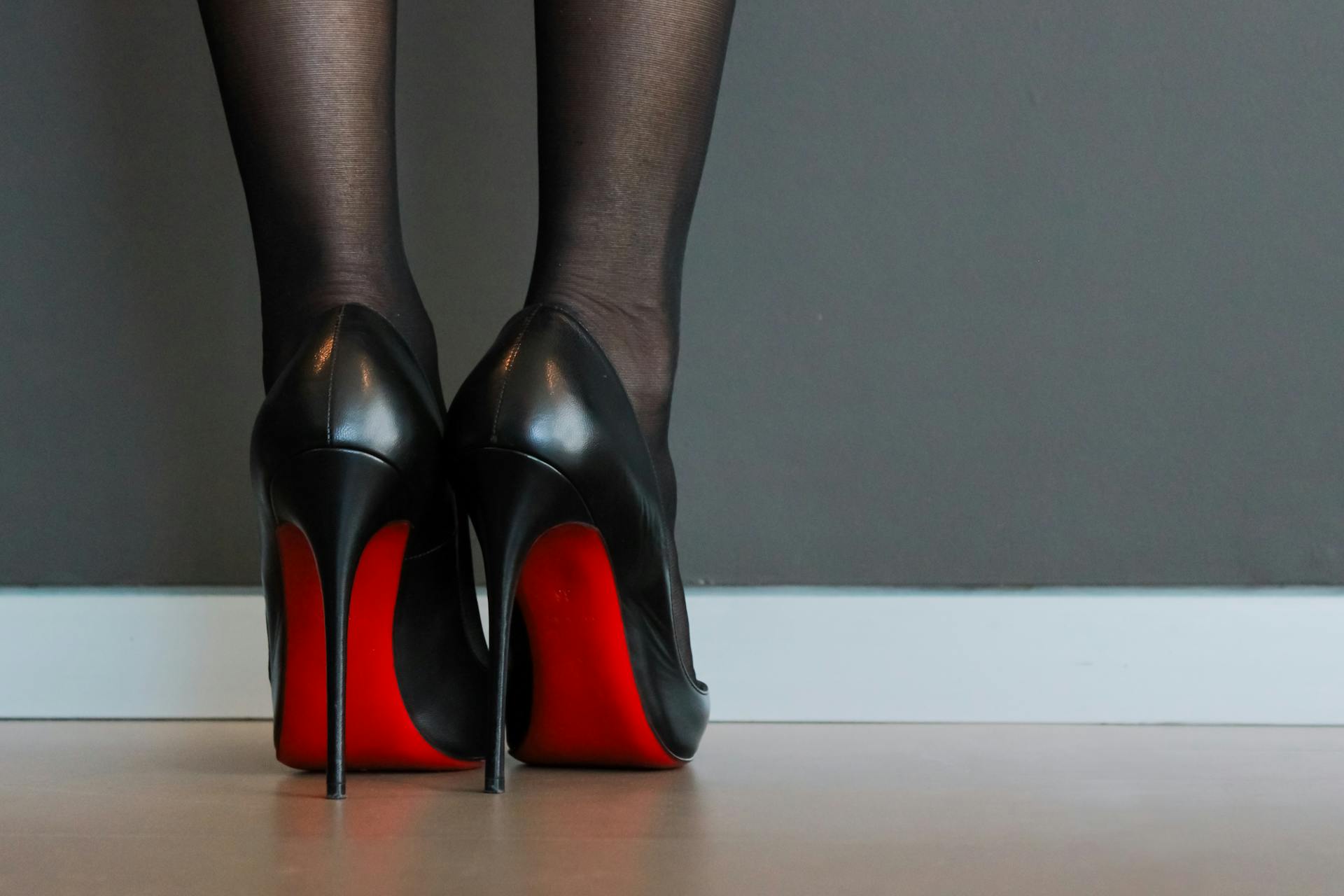 Eine Nahaufnahme einer Frau, die High Heels trägt | Quelle: Pexels