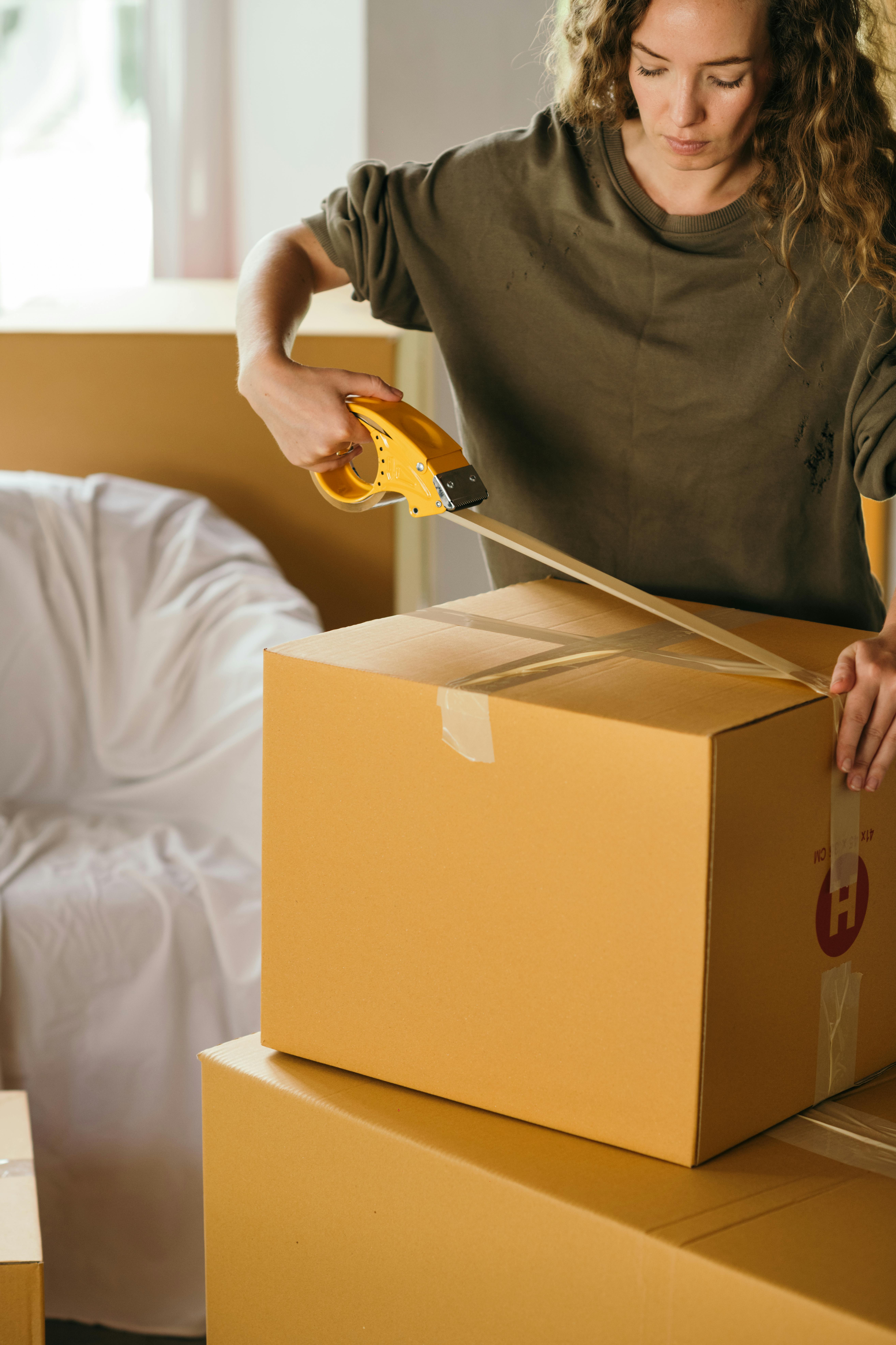 Eine traurige Frau packt zusammen | Quelle: Pexels
