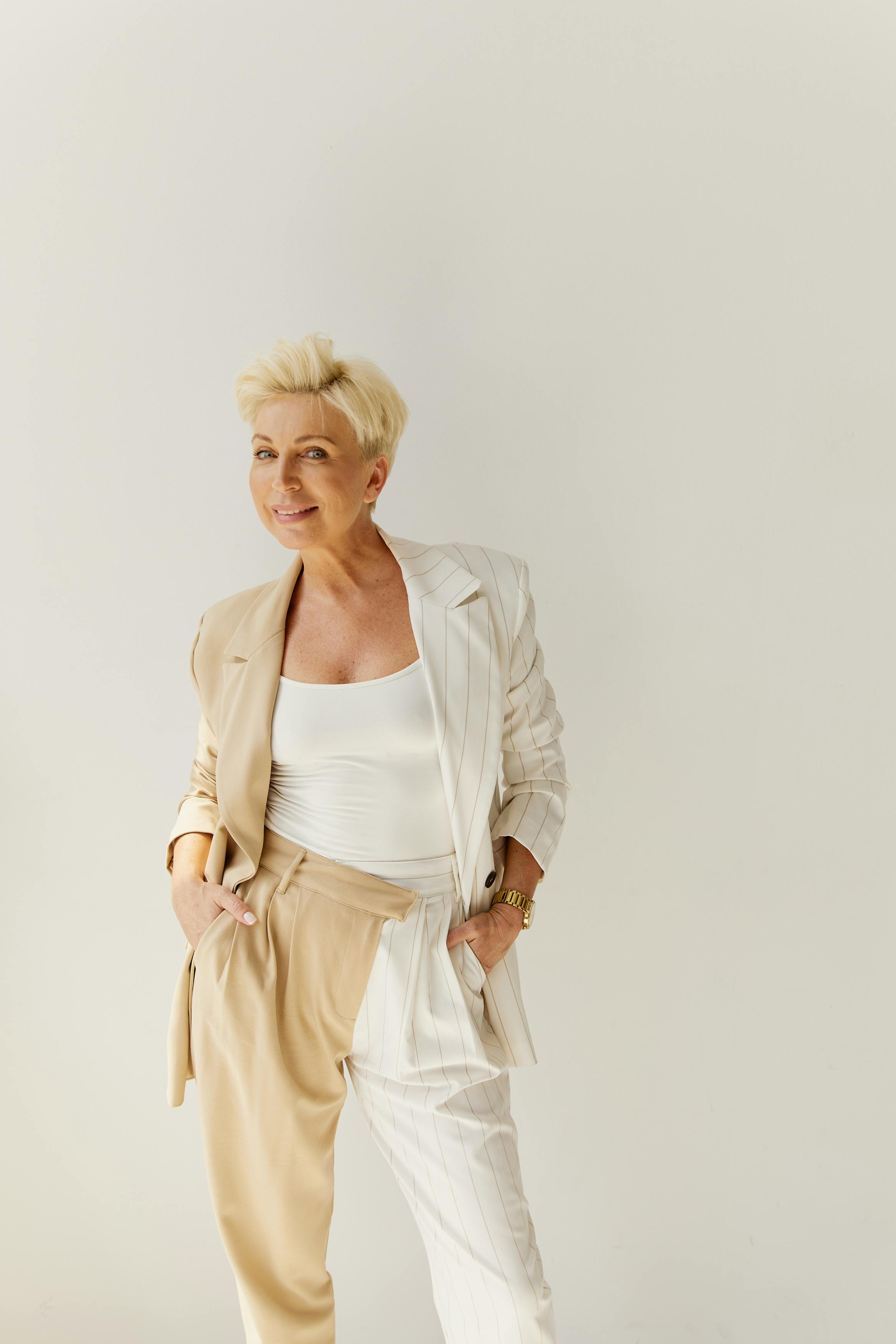 Eine Frau, die unbeholfen lächelt | Quelle: Pexels