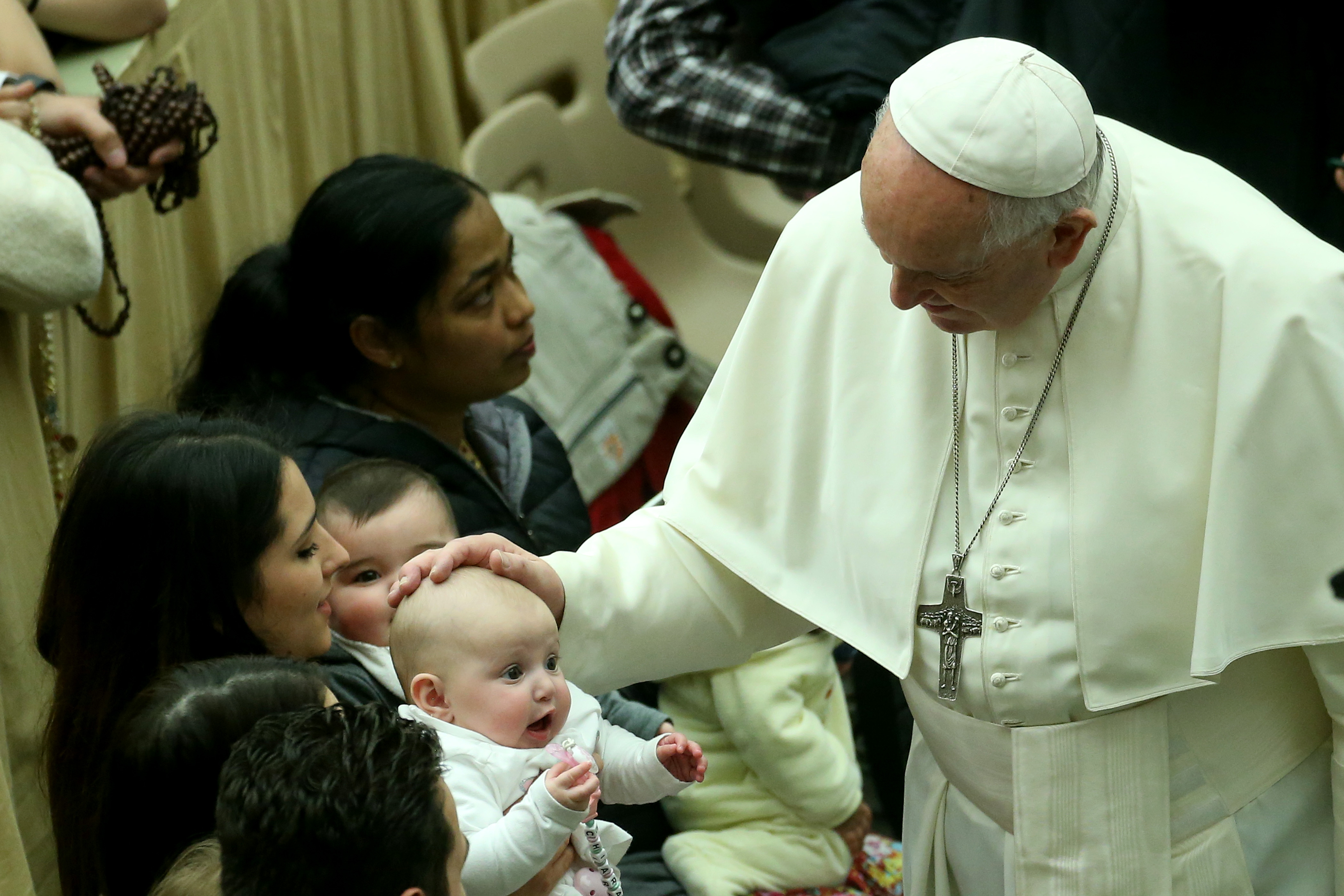 Papst Franziskus segnet ein Baby während seiner wöchentlichen Audienz in der Paul-VI-Halle in Vatikanstadt, am 12. Februar 2020 | Quelle: Getty Images