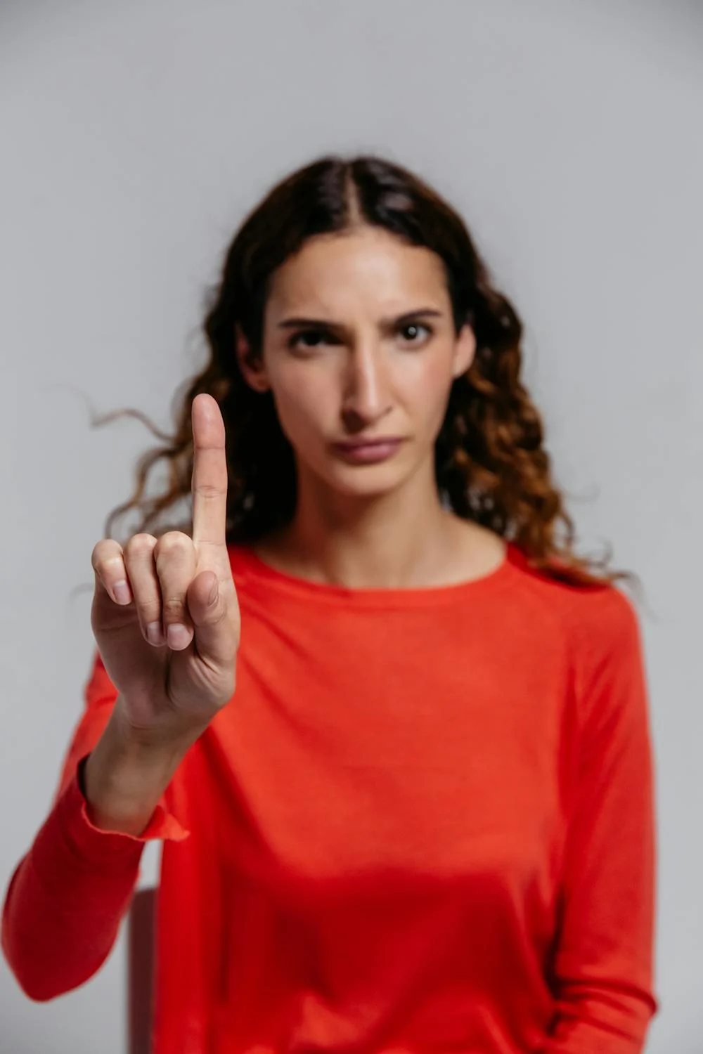 Eine Frau hält ihre Hand hoch | Quelle: Pexels