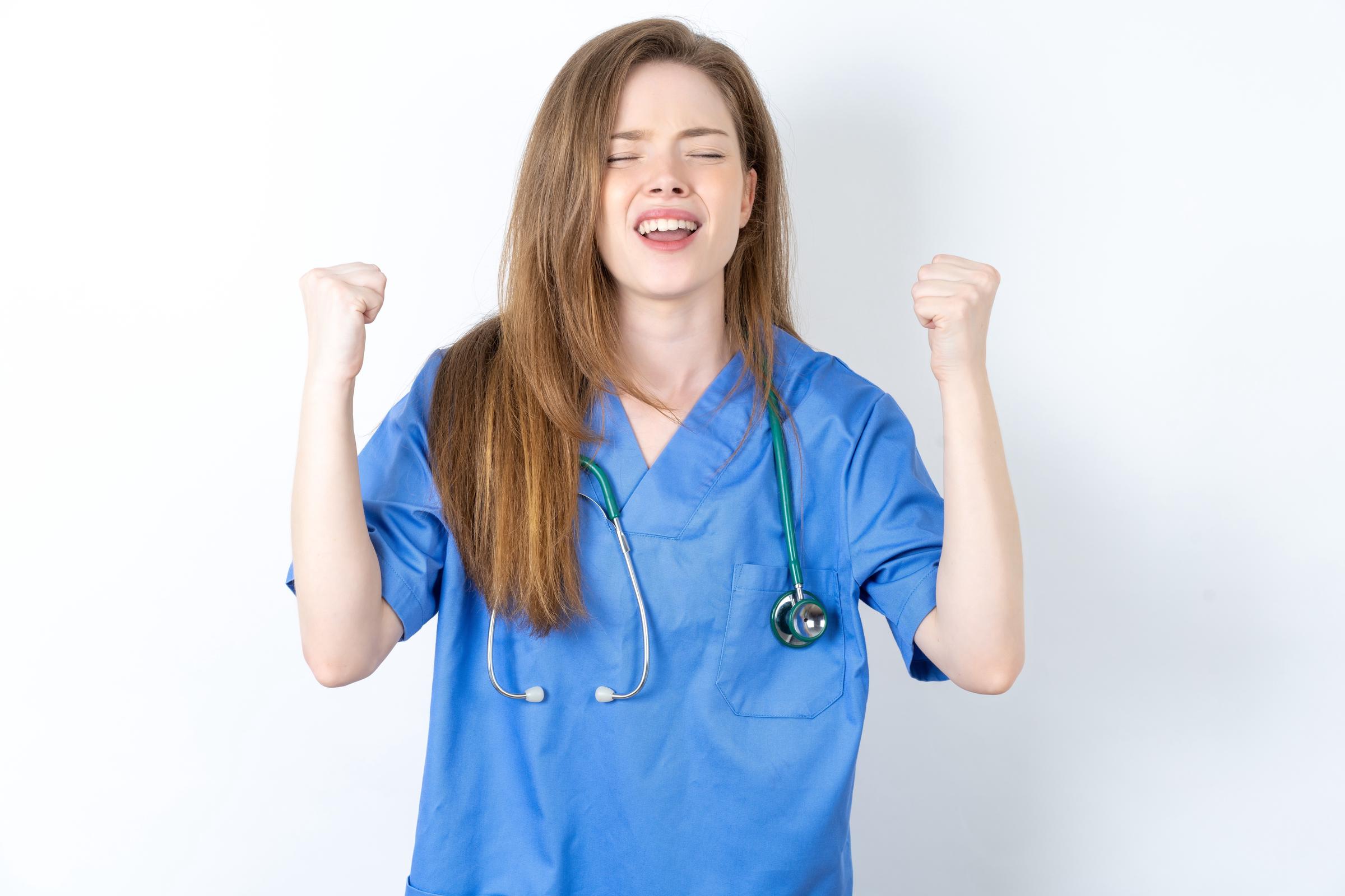 Glückliche Krankenschwester | Quelle: Shutterstock