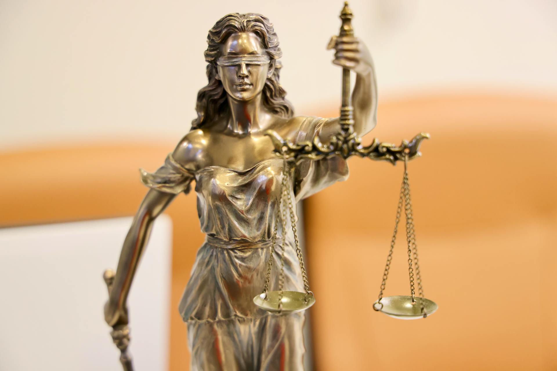 Statue der Justitia mit der Waage | Quelle: Pexels