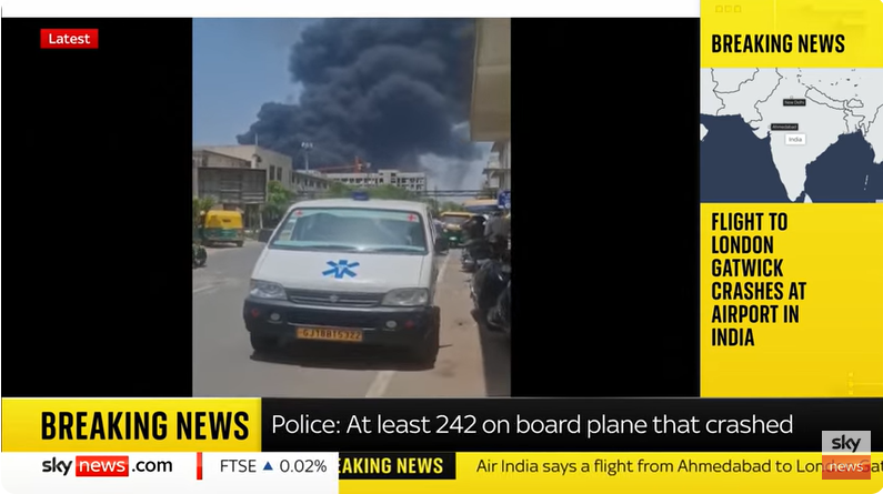 Riesige Rauchschwaden in der Nähe des indischen Flughafens in der Stadt Ahmedabad nach dem Flugzeugabsturz, aus einem Beitrag vom 12. Juni 2025 | Quelle: Youtube/@SkyNews