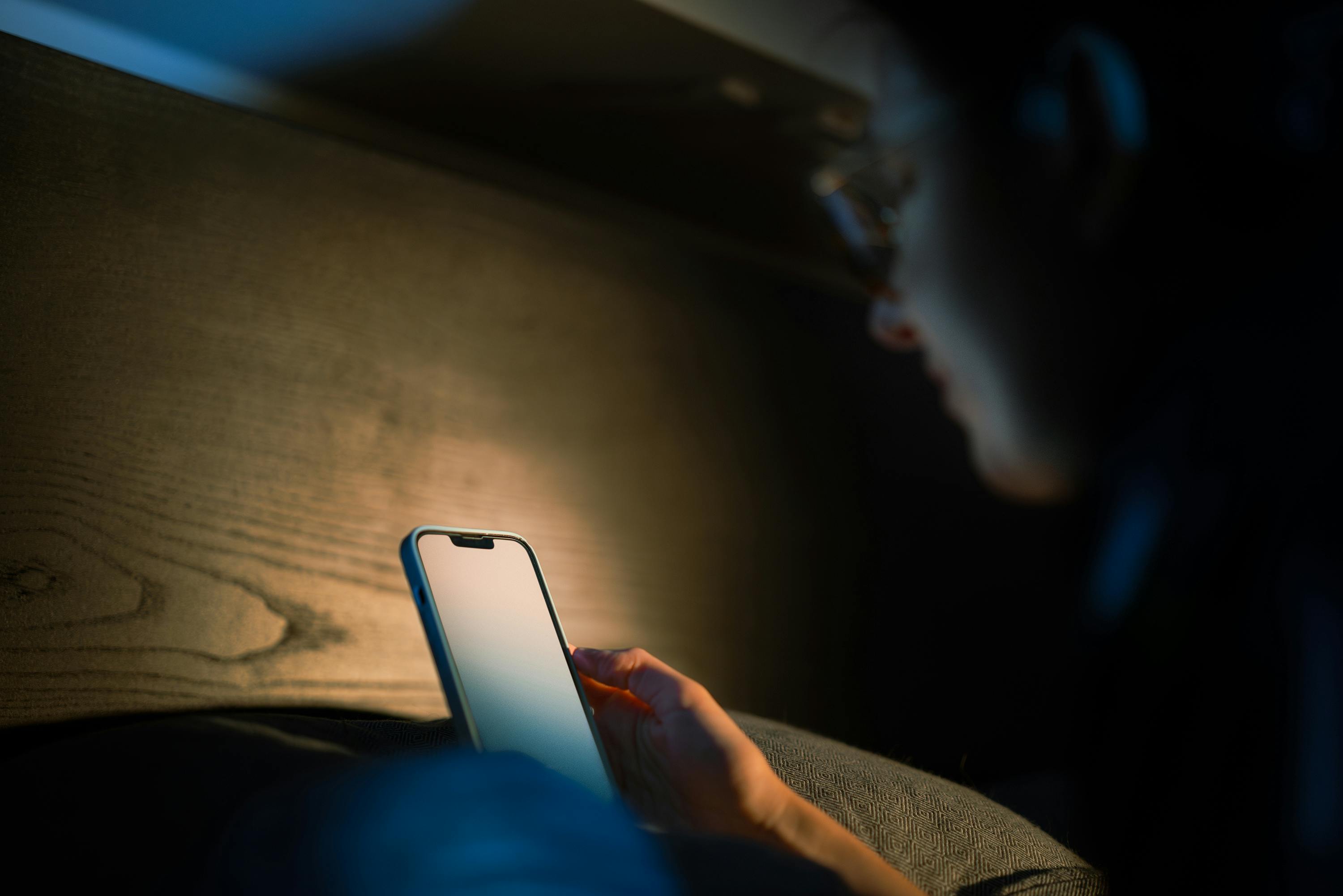 Person, die ein Telefon überprüft | Quelle: Pexels