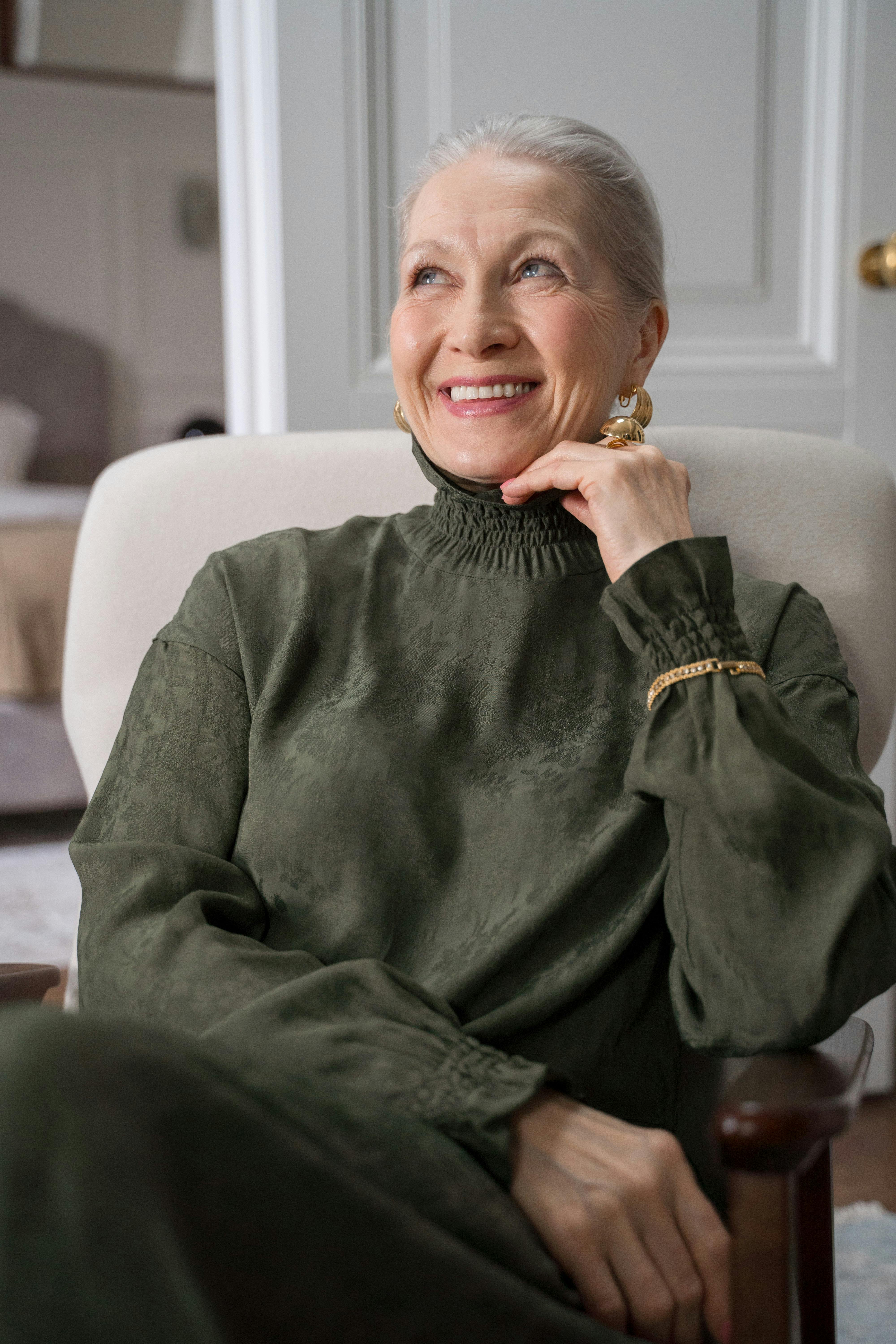 Eine glückliche Frau zu Hause | Quelle: Pexels