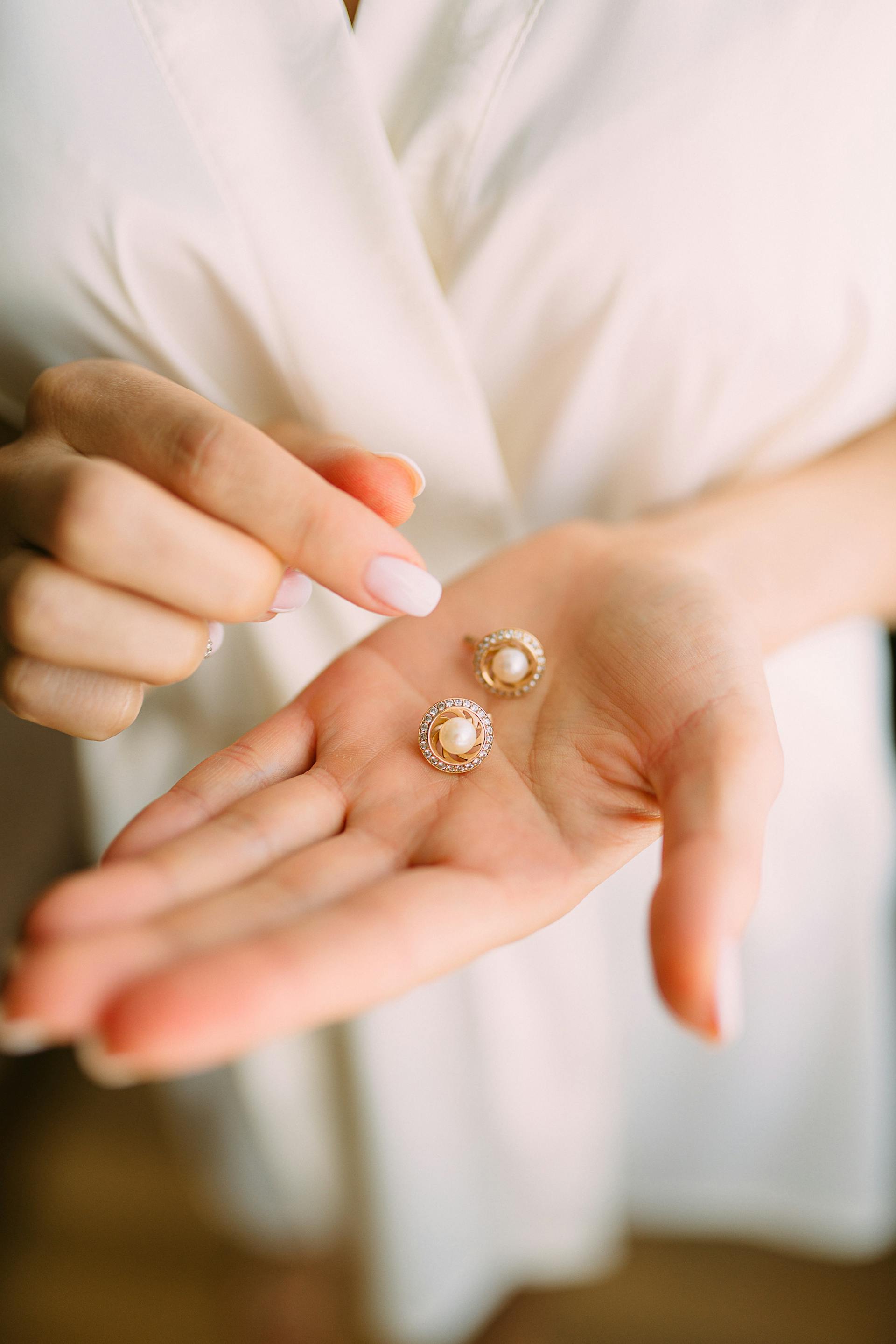 Eine Person mit Ohrringen | Quelle: Pexels