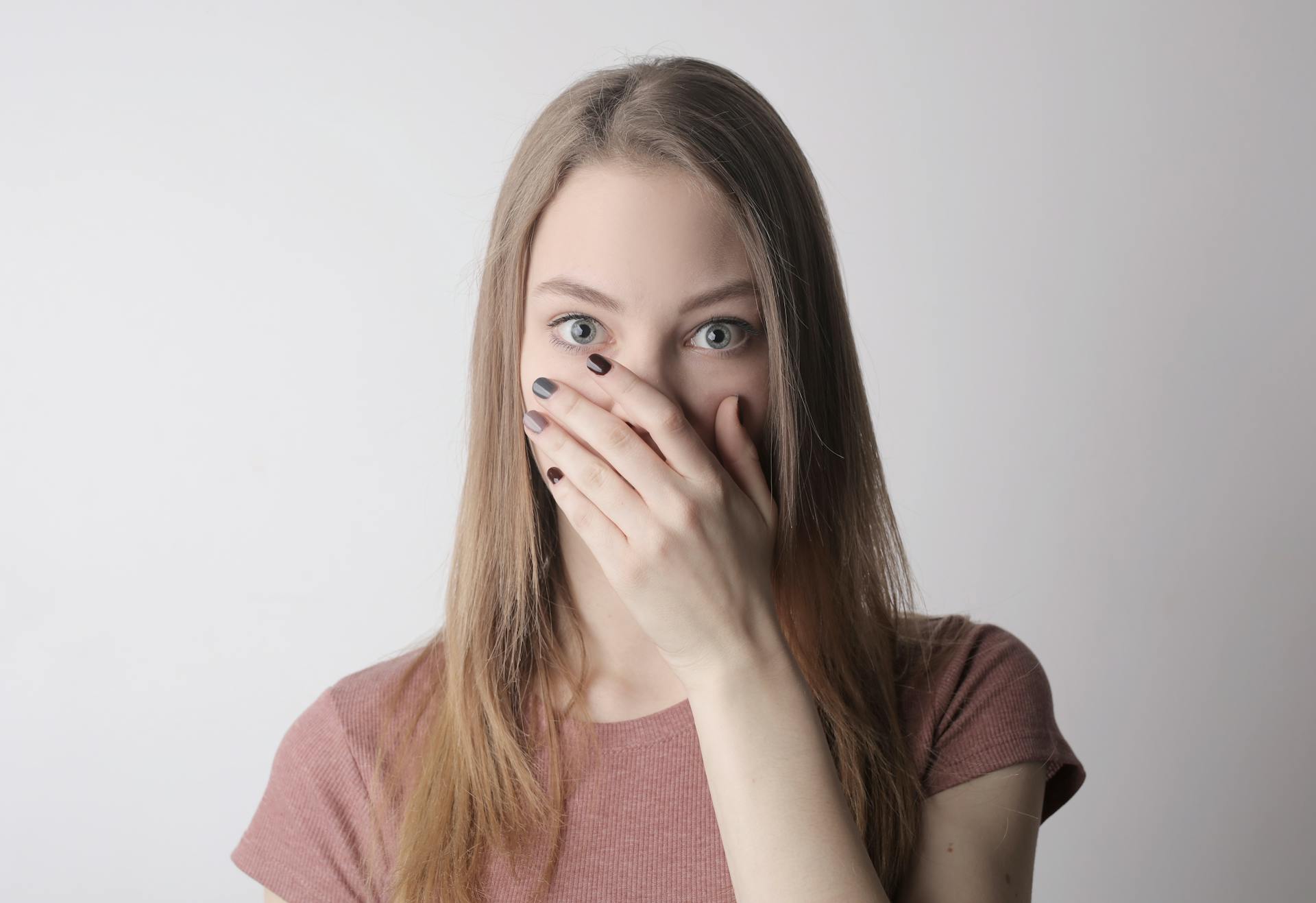 Eine vor Schock keuchende Frau | Quelle: Pexels